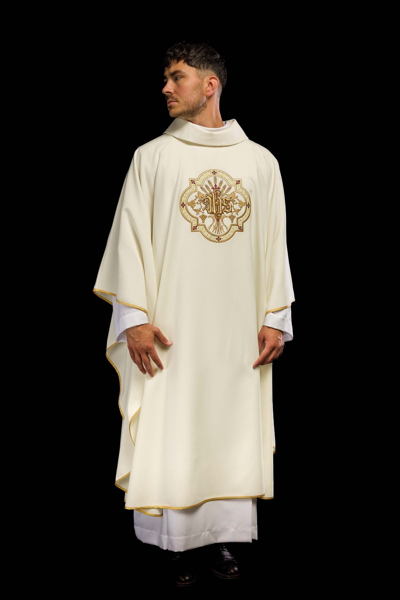 Kremowy Ornat Liturgiczny IHS PAX - Elegancki Haft Komputerowy - SZATYLITURGICZNE.PL