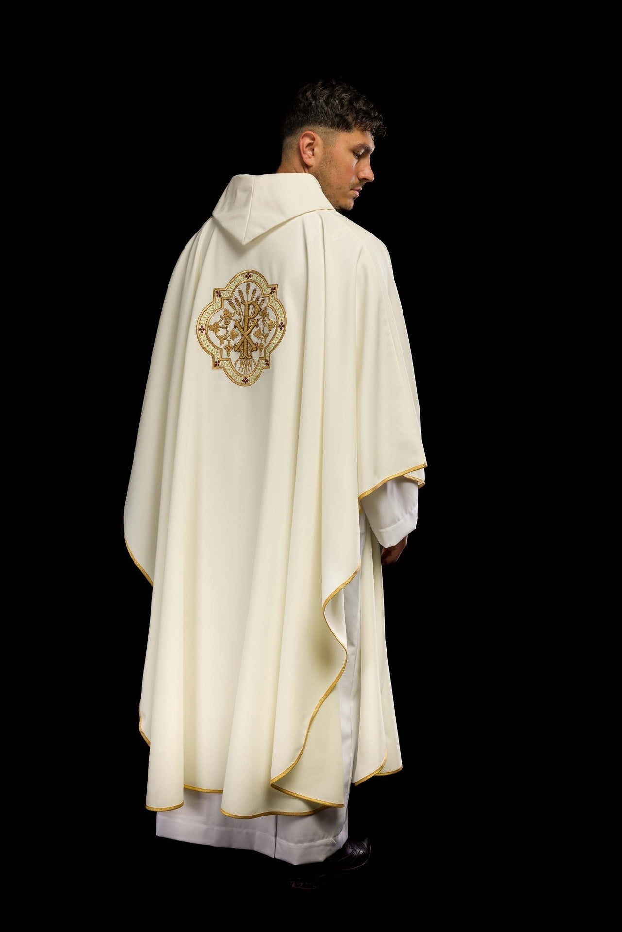 Kremowy Ornat Liturgiczny IHS PAX - Elegancki Haft Komputerowy - SZATYLITURGICZNE.PL