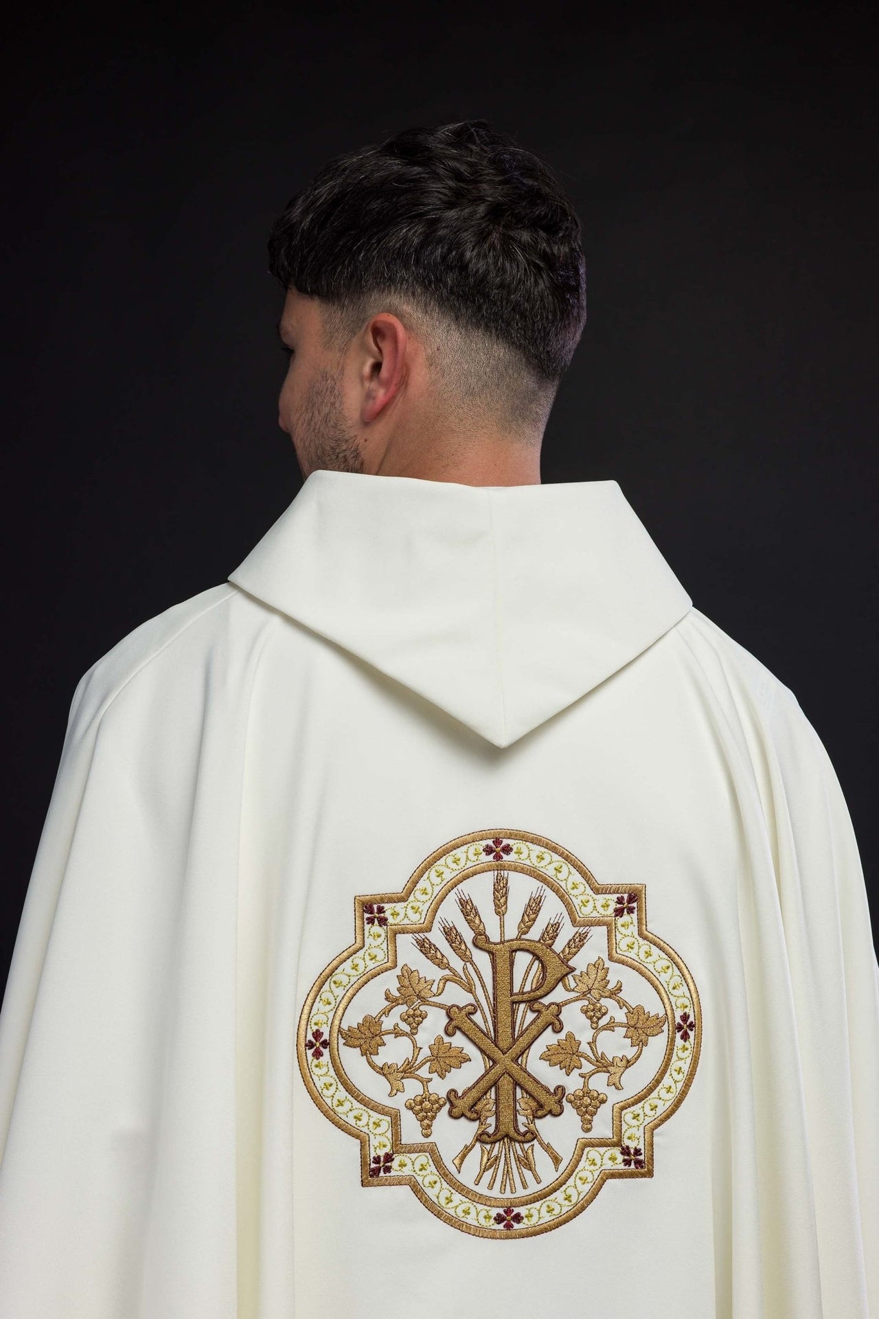 Kremowy ornat z haftem IHS i PAX