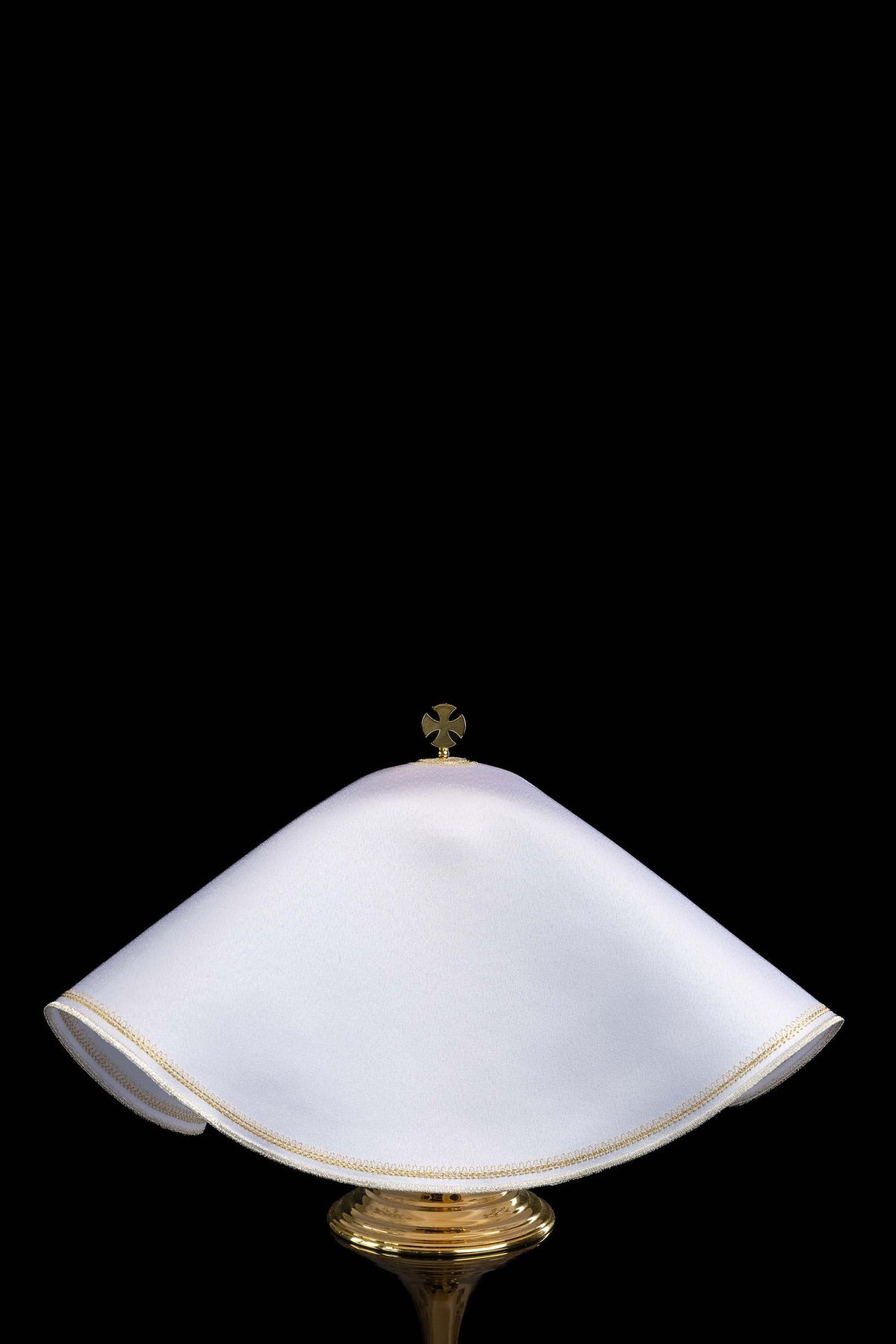 Biały welon na puszkę z monogramem Maryi i koroną, widok tylnej strony