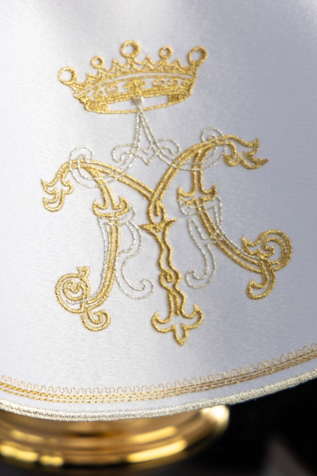Biały welon na puszkę z monogramem Maryi i koroną, zbliżenie haftu i obszycia