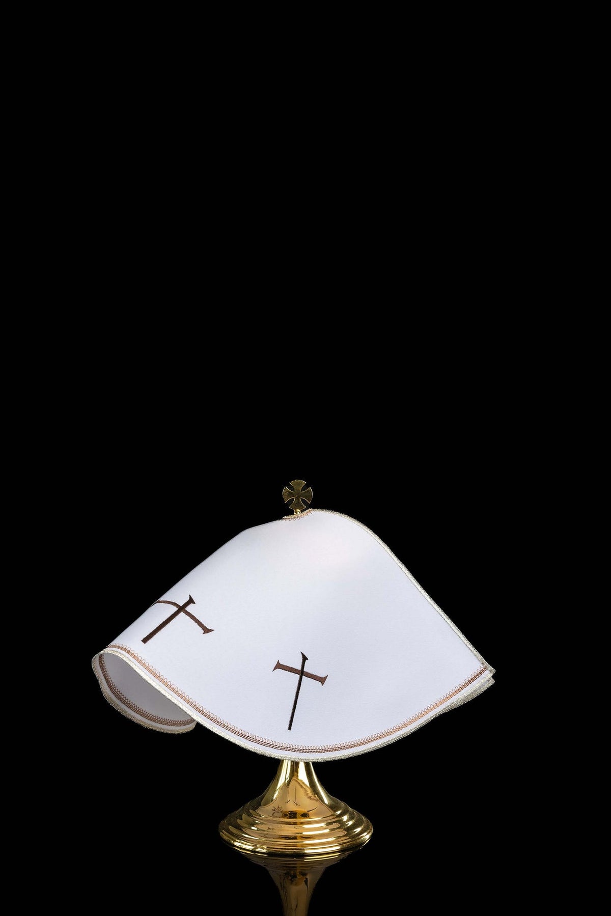 Biały welon na puszkę z krzyżami franciszkańskimi, widok z tyłu