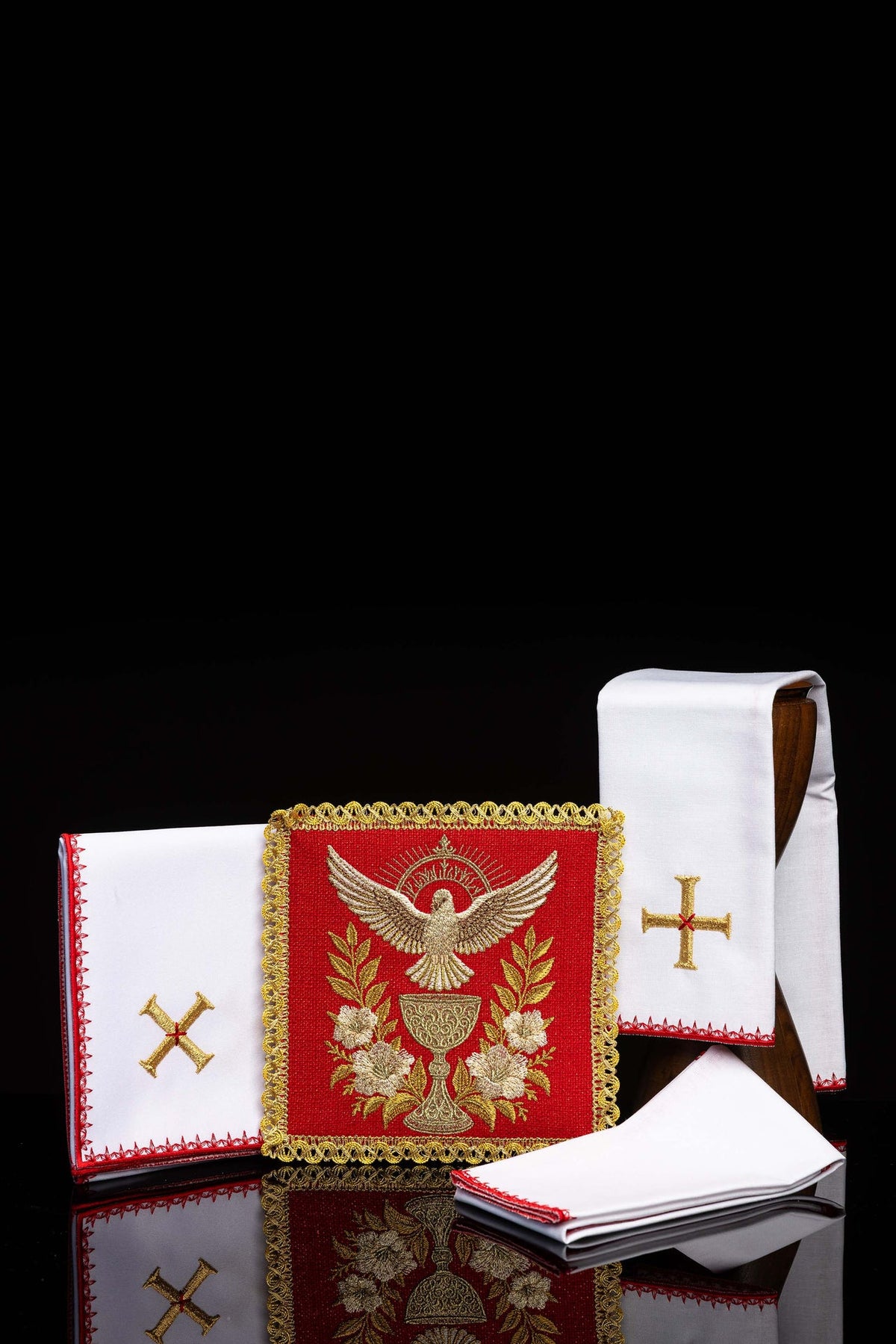 Biała bielizna kielichowa na Zesłanie Ducha Świętego z haftem gołębicy i Kielicha Eucharystycznego, widok całego kompletu
