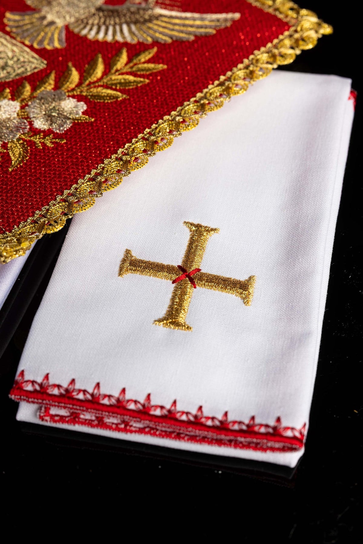 Biała bielizna kielichowa z haftowanym krzyżem, widok złożonego elementu