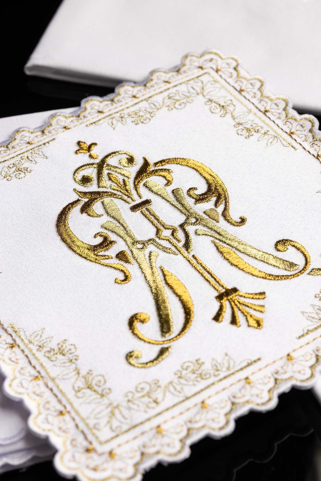 Liturgiczny Komplet Kielichowy Maryjny - Złoty Haft, Palka, Korporał - SZATYLITURGICZNE.PL