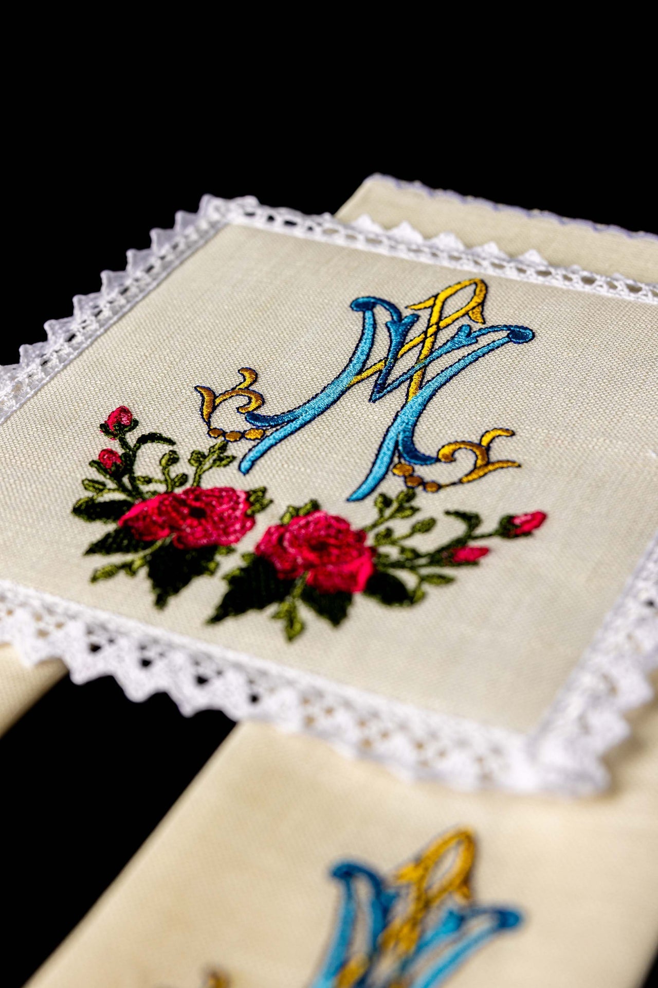 Lniana Bielizna Kielichowa z Haftem Maryjnym - Komplet Liturgiczny - SZATYLITURGICZNE.PL