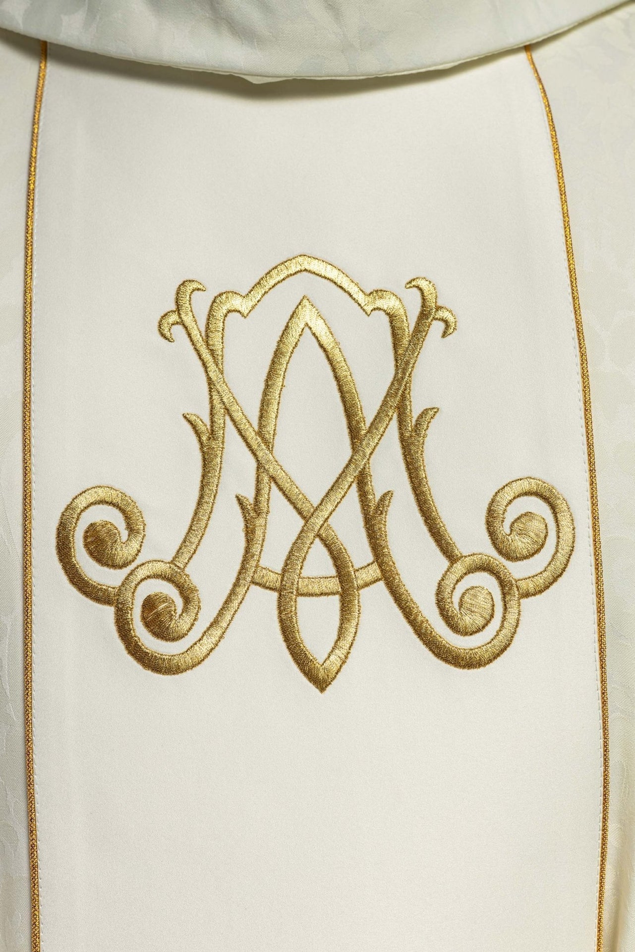 Maryjny Ornat Liturgiczny z Haftem Lilli Złotych - Szaty Maryjne - SZATYLITURGICZNE.PL