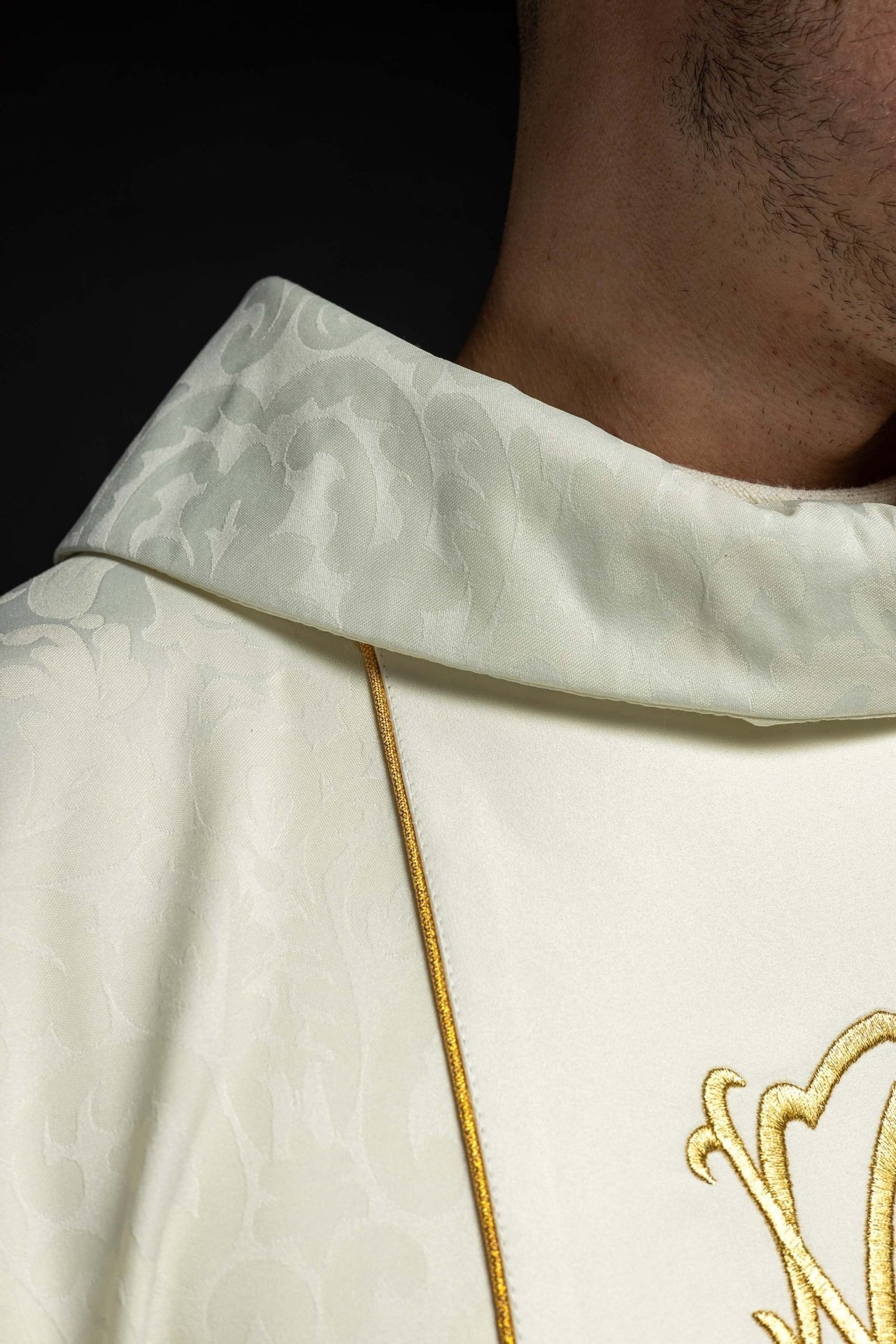 Maryjny Ornat Liturgiczny z Haftem Lilli Złotych - Szaty Maryjne - SZATYLITURGICZNE.PL