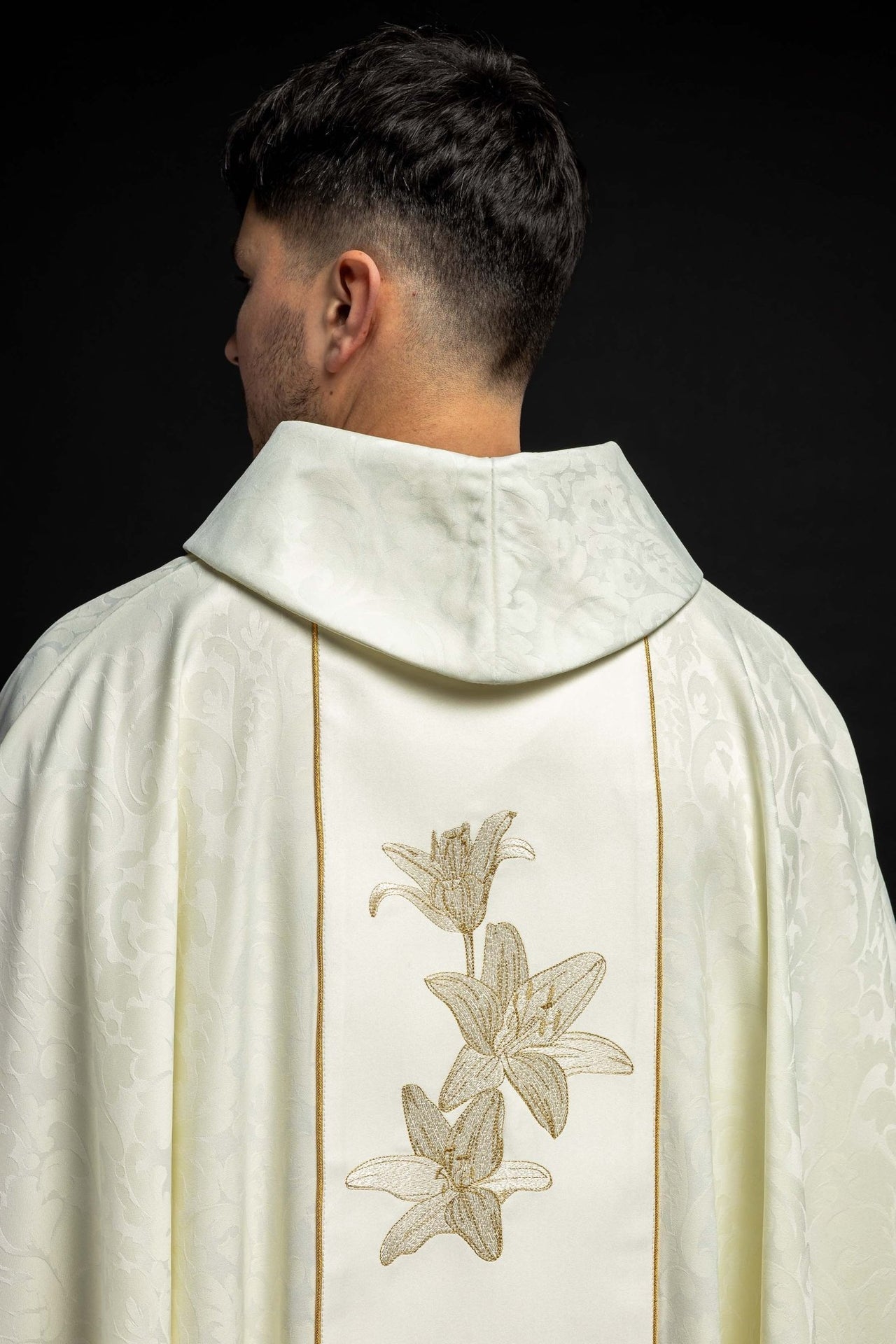 Maryjny Ornat Liturgiczny z Haftem Lilli Złotych - Szaty Maryjne - SZATYLITURGICZNE.PL