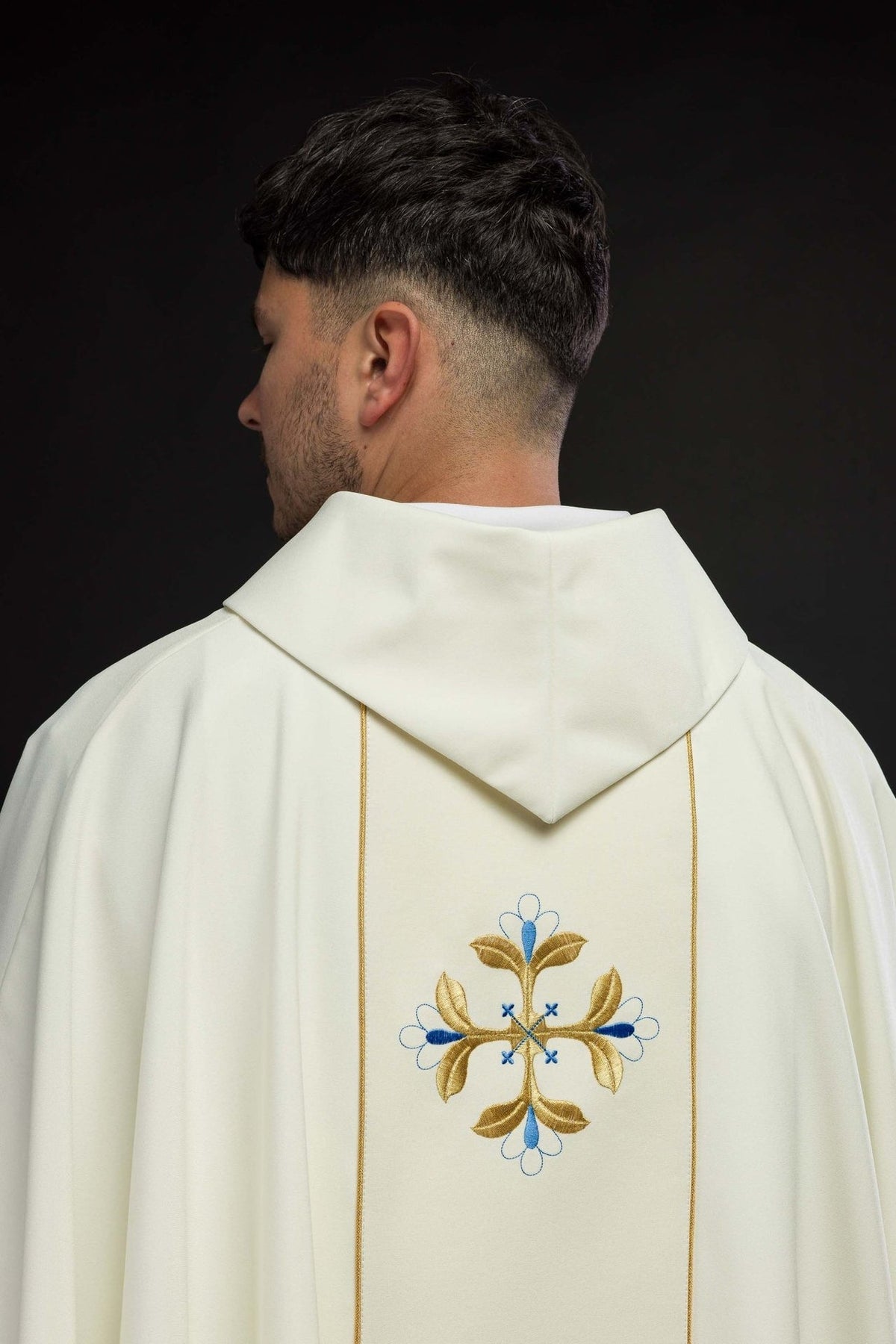 Maryjny Ornat Liturgiczny z Haftowanym Herbem i Złotą Lamówką - SZATYLITURGICZNE.PL
