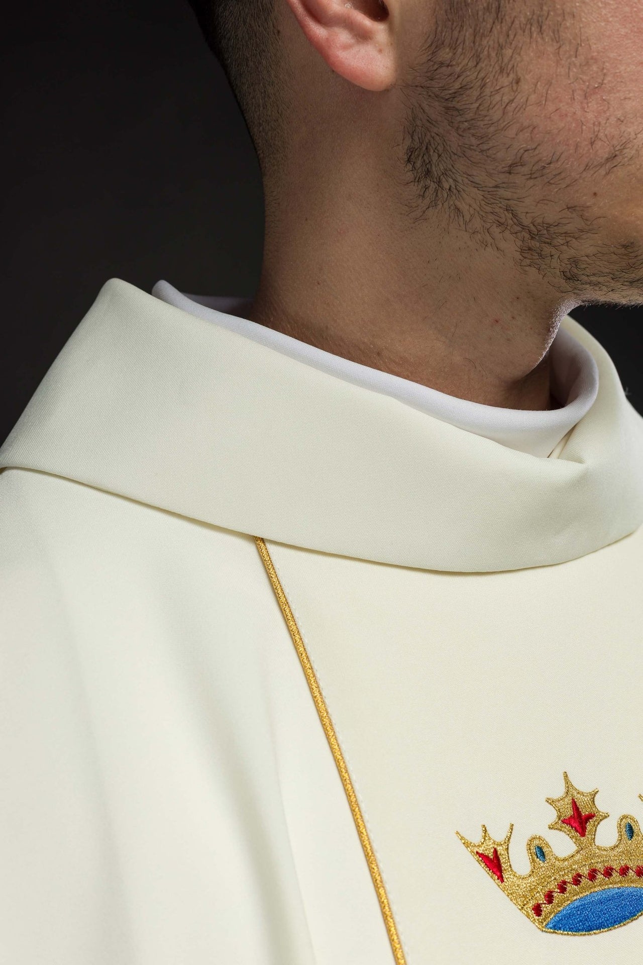 Maryjny Ornat Liturgiczny z Haftowanym Herbem i Złotą Lamówką - SZATYLITURGICZNE.PL