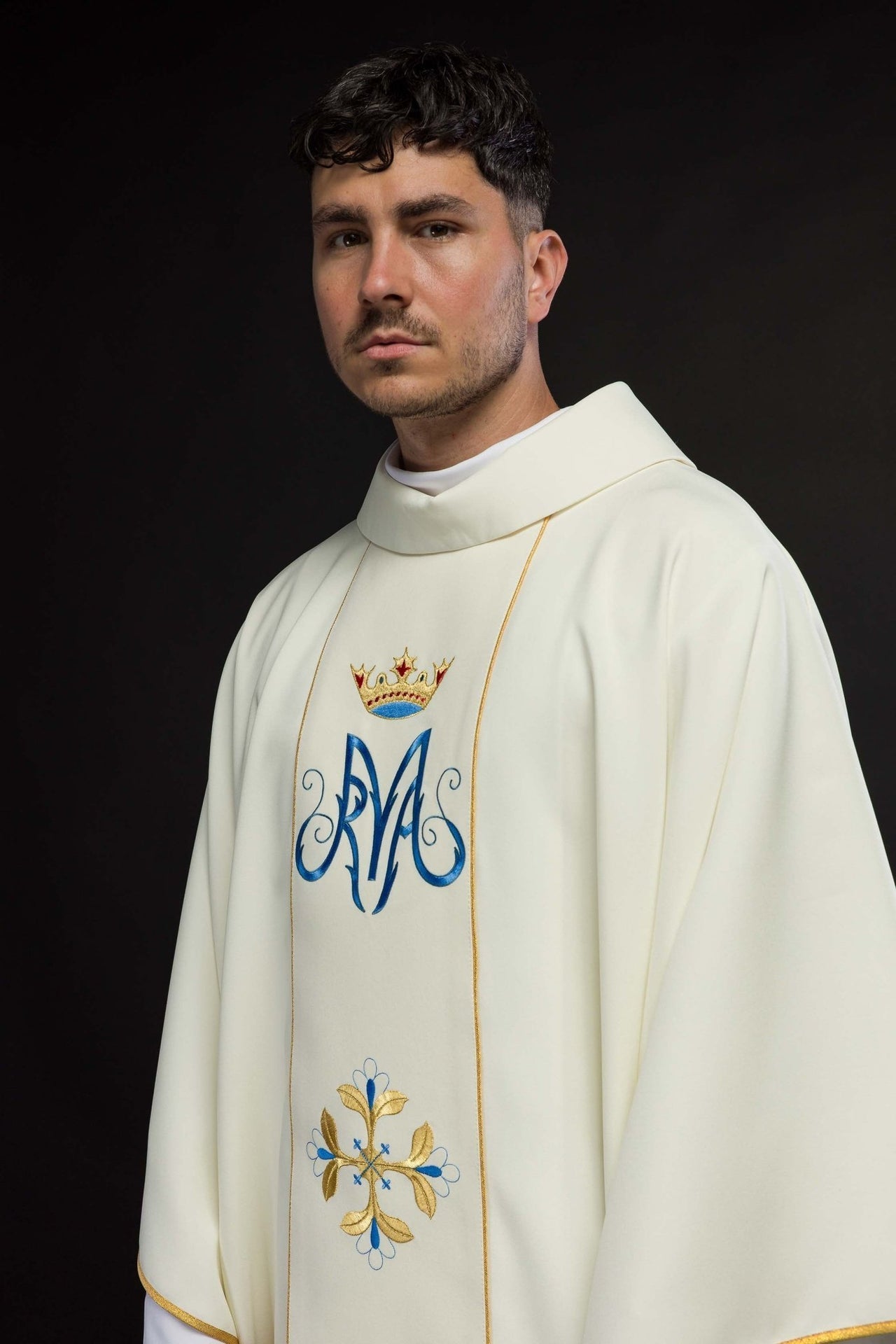 Maryjny Ornat Liturgiczny z Haftowanym Herbem i Złotą Lamówką - SZATYLITURGICZNE.PL