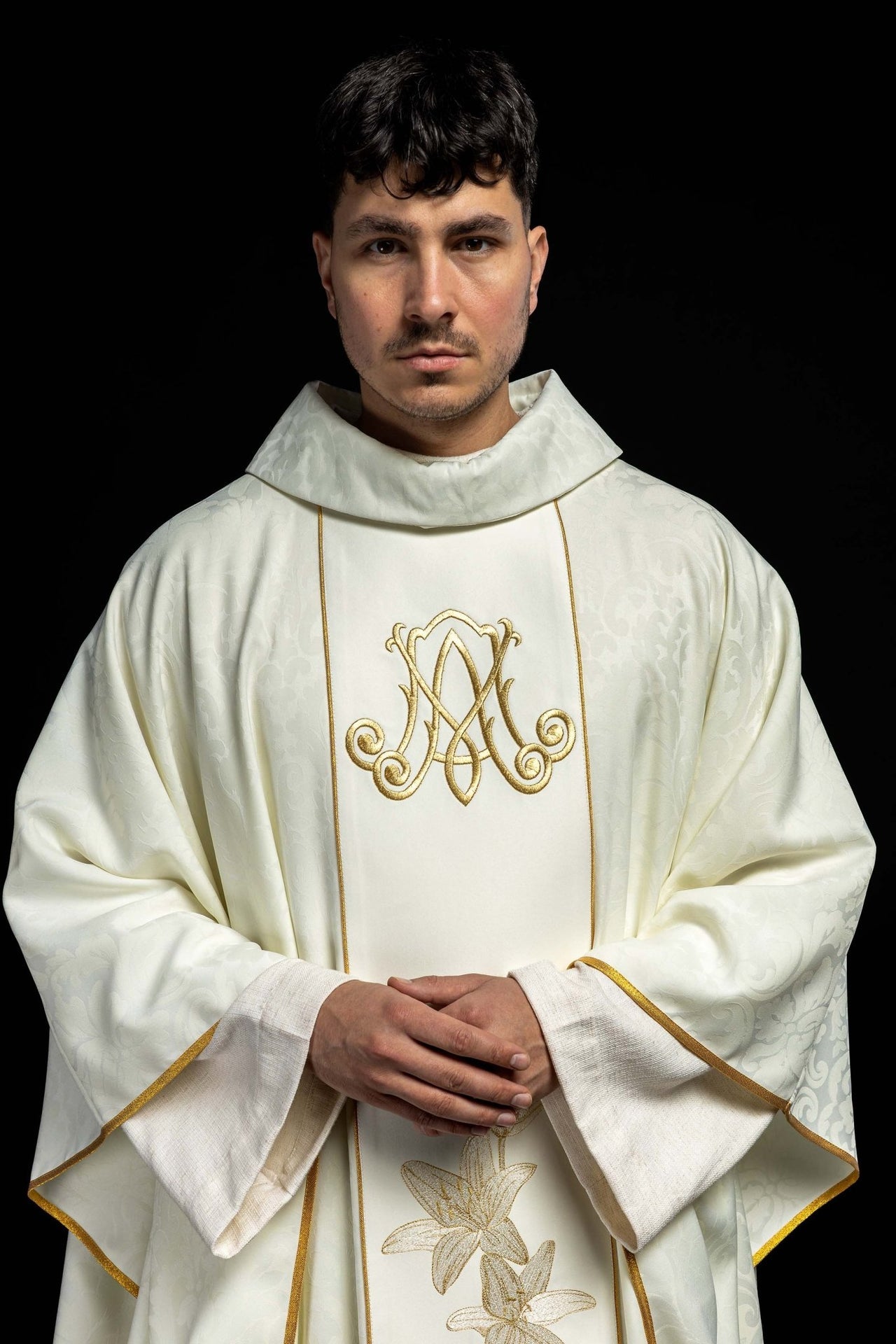 Maryjny Ornat liturgiczny z haftowanymi liliami