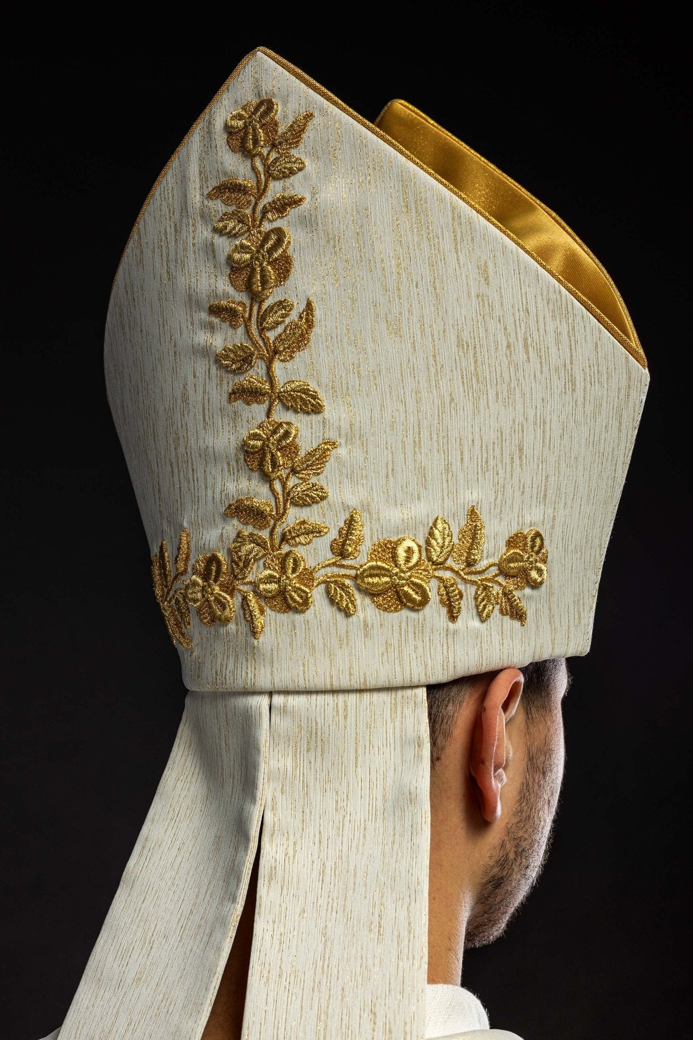 Mitra bogato haftowana z motywem maryjnym - SZATYLITURGICZNE.PL