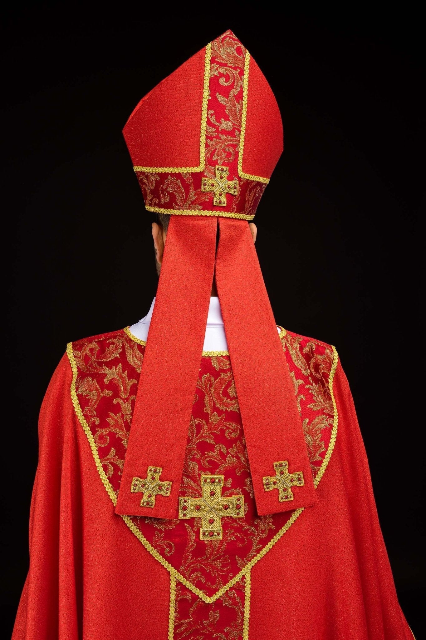 Mitra haftowana z krzyżem ozdobiona tkaniną żakardową czerwona - SZATYLITURGICZNE.PL
