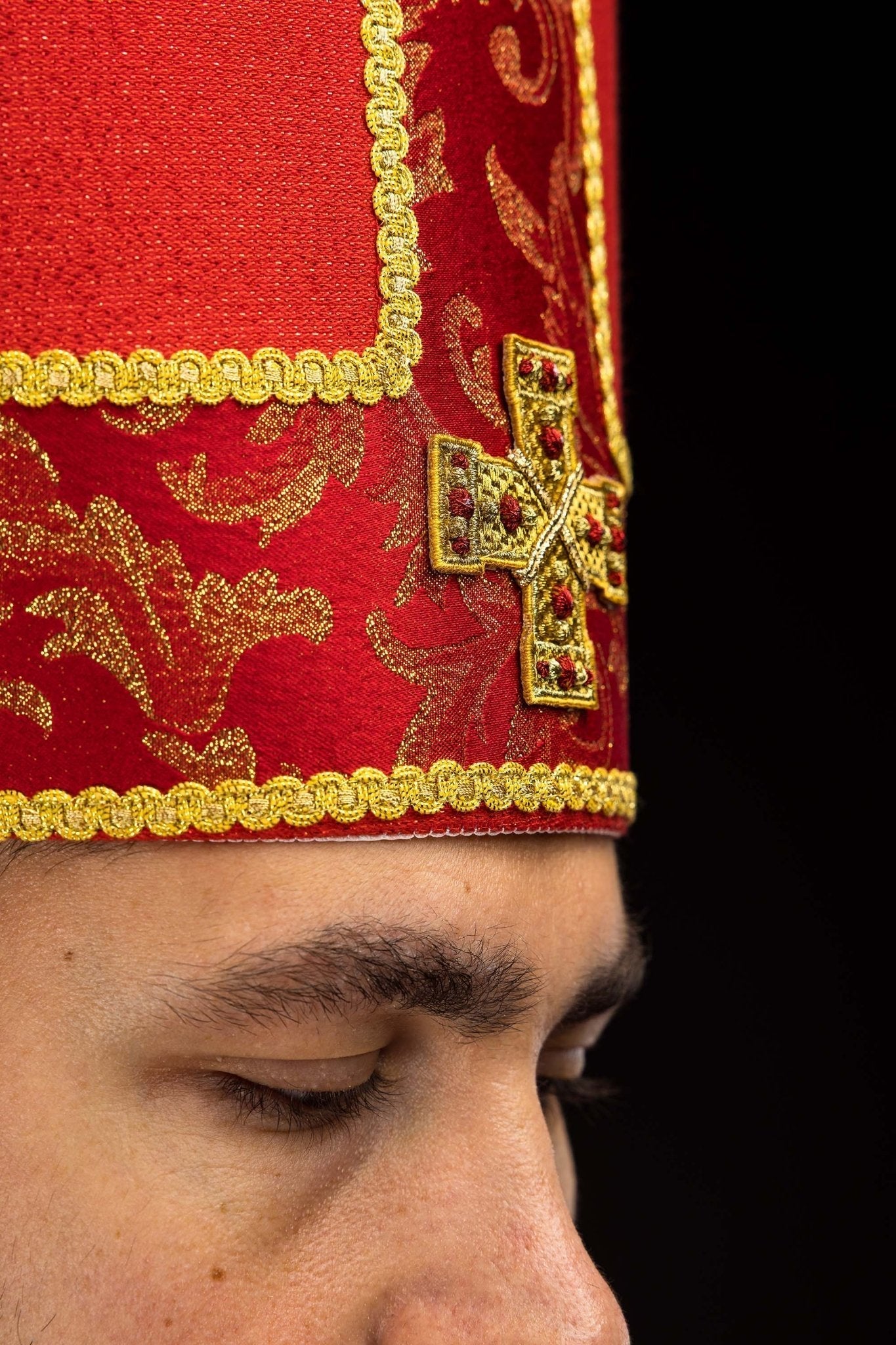 Mitra haftowana z krzyżem ozdobiona tkaniną żakardową czerwona - SZATYLITURGICZNE.PL