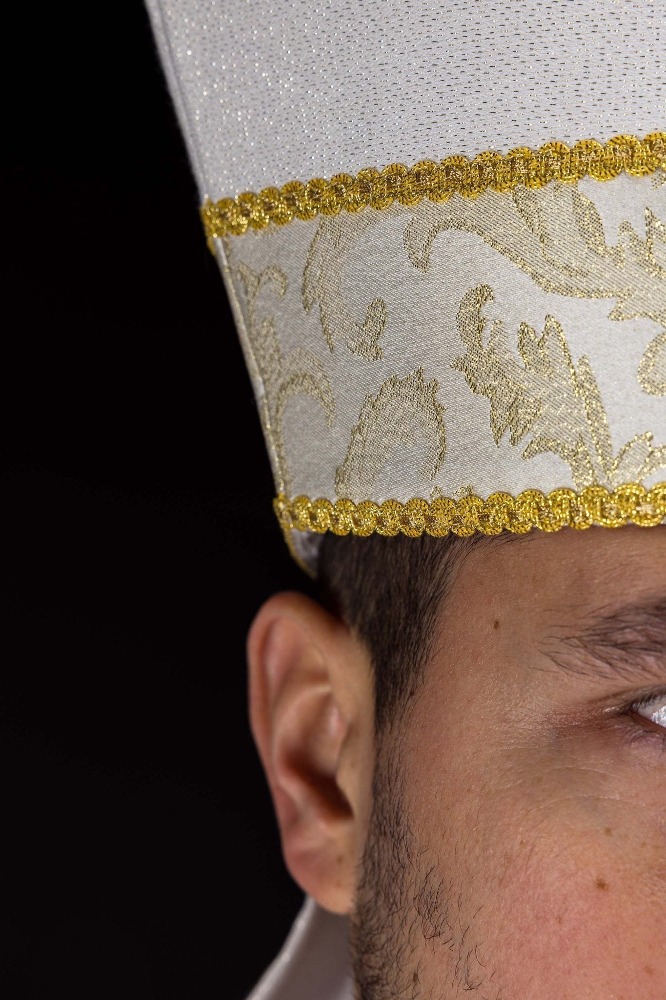 Mitra haftowana z krzyżem ozdobiona tkaniną żakardową ecru - SZATYLITURGICZNE.PL