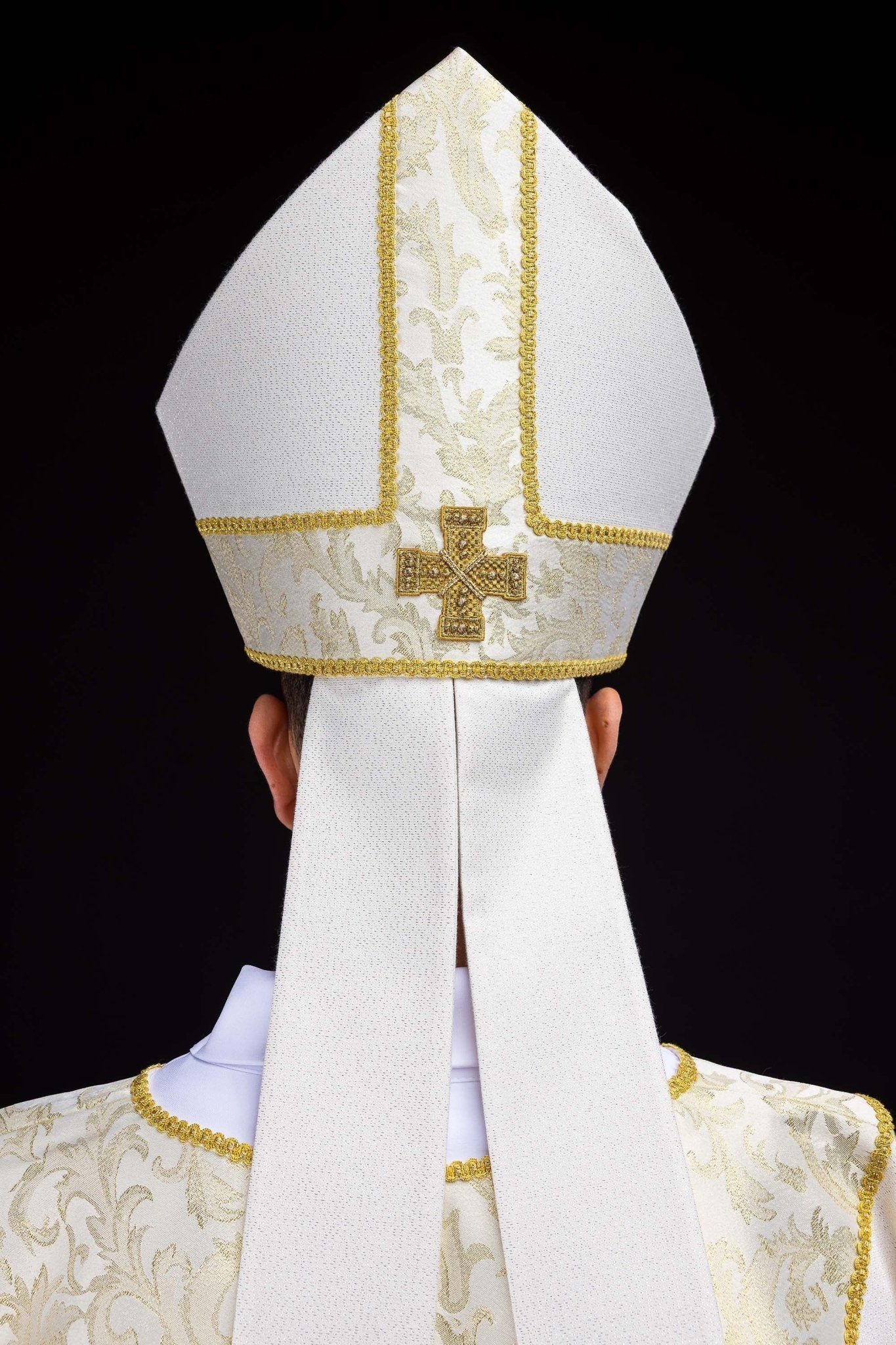 Mitra haftowana z krzyżem ozdobiona tkaniną żakardową ecru - SZATYLITURGICZNE.PL