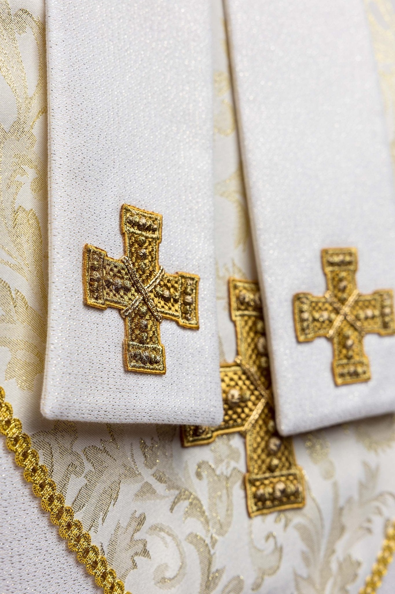Mitra haftowana z krzyżem ozdobiona tkaniną żakardową ecru - SZATYLITURGICZNE.PL