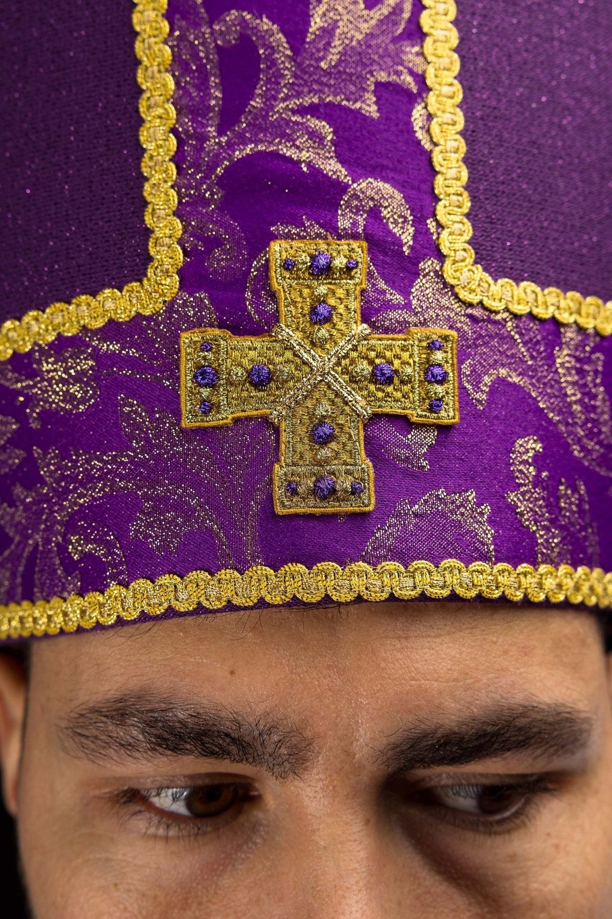 Mitra haftowana z krzyżem ozdobiona tkaniną żakardową fioletowa - SZATYLITURGICZNE.PL