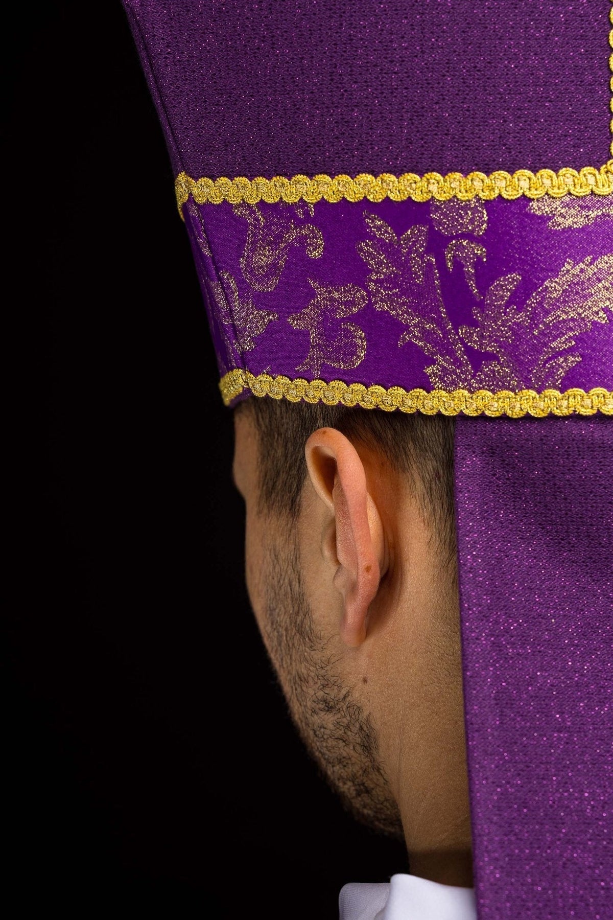 Mitra haftowana z krzyżem ozdobiona tkaniną żakardową fioletowa - SZATYLITURGICZNE.PL