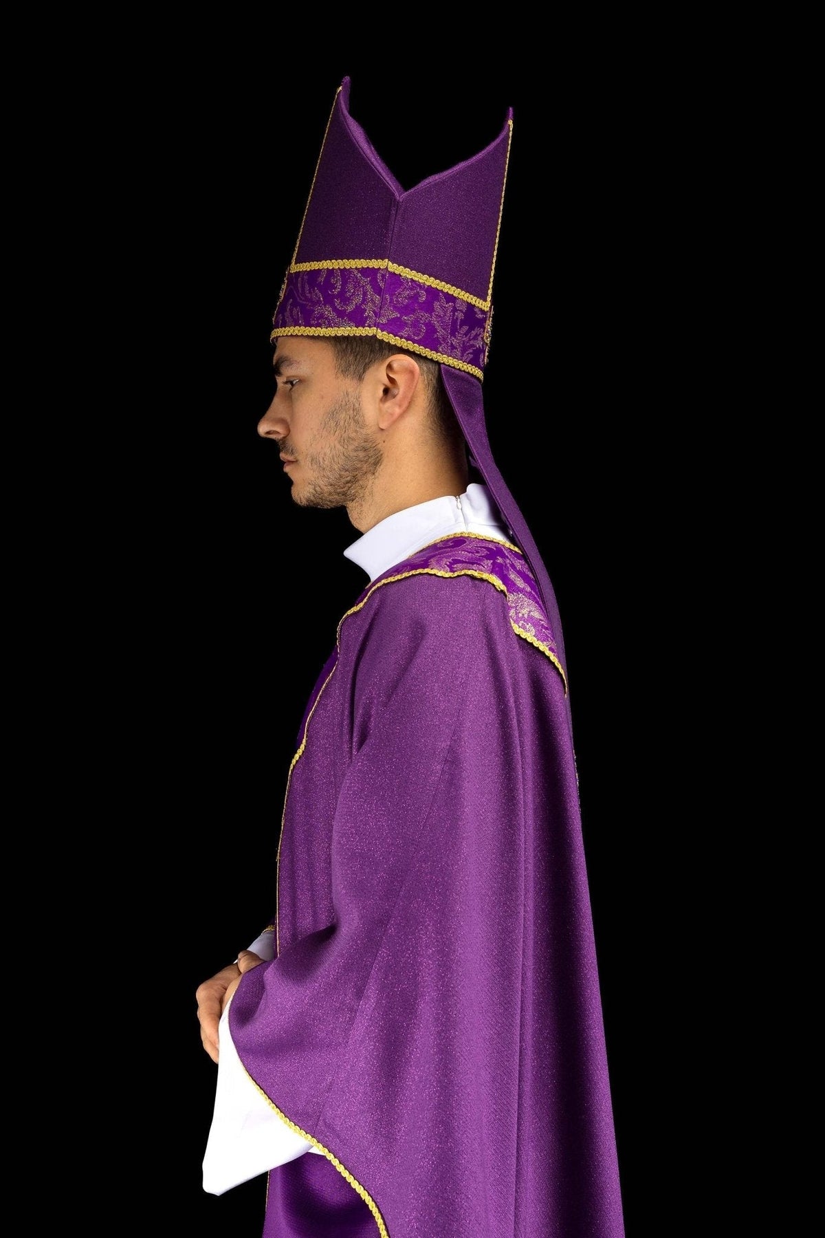 Mitra haftowana z krzyżem ozdobiona tkaniną żakardową fioletowa - SZATYLITURGICZNE.PL