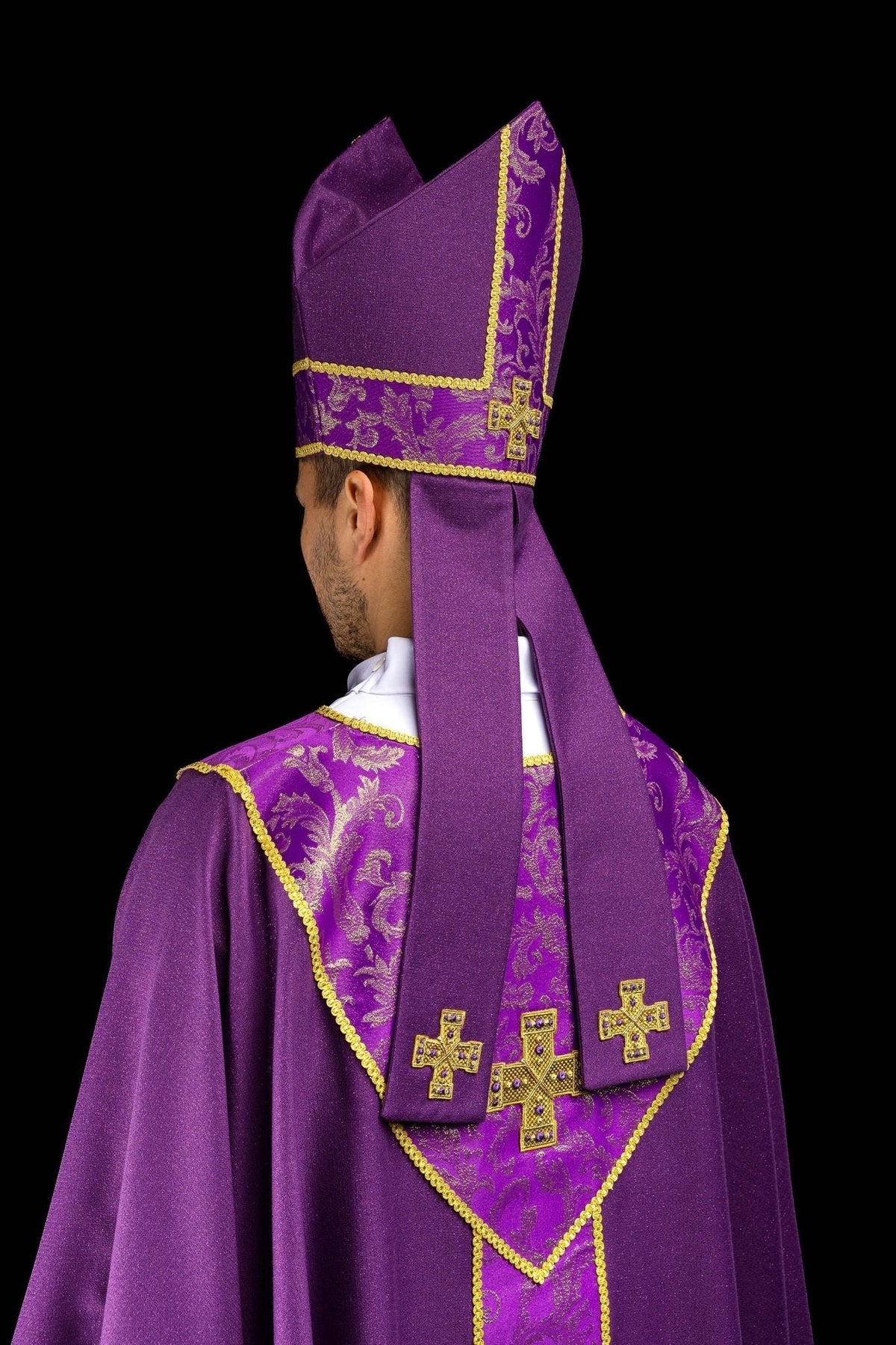 Mitra haftowana z krzyżem ozdobiona tkaniną żakardową fioletowa - SZATYLITURGICZNE.PL