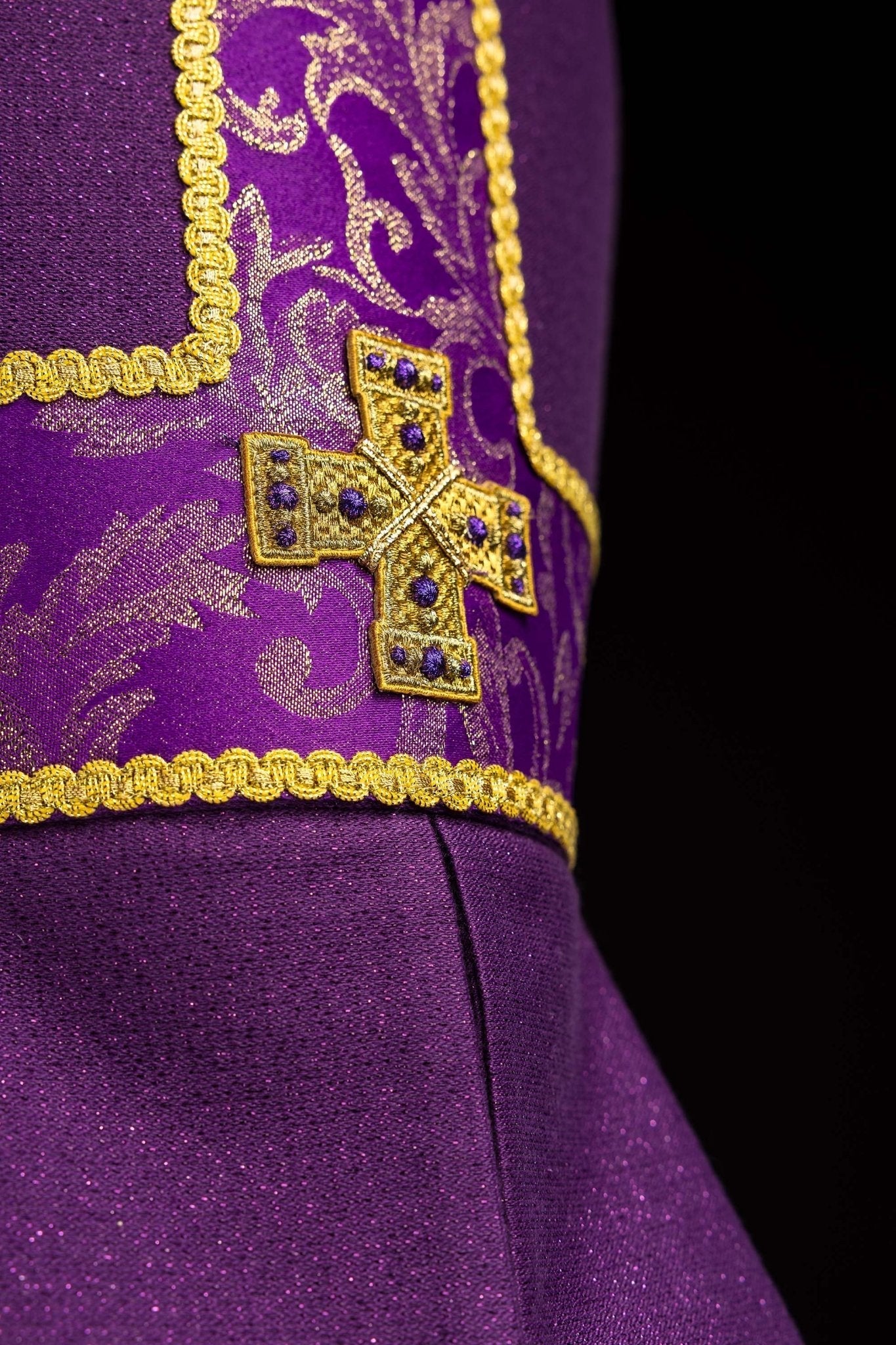 Mitra haftowana z krzyżem ozdobiona tkaniną żakardową fioletowa - SZATYLITURGICZNE.PL