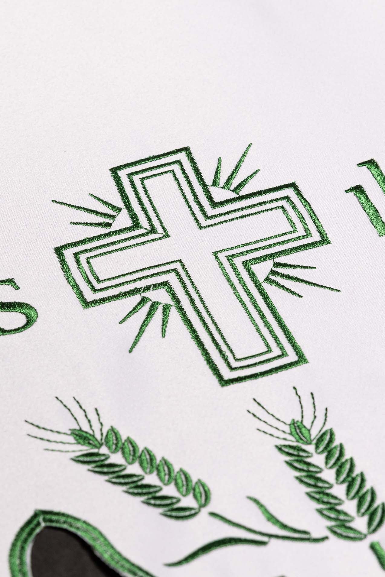 Obrus ołtarzowy z haftem w krzyże zielone wykończenie - SZATYLITURGICZNE.PL