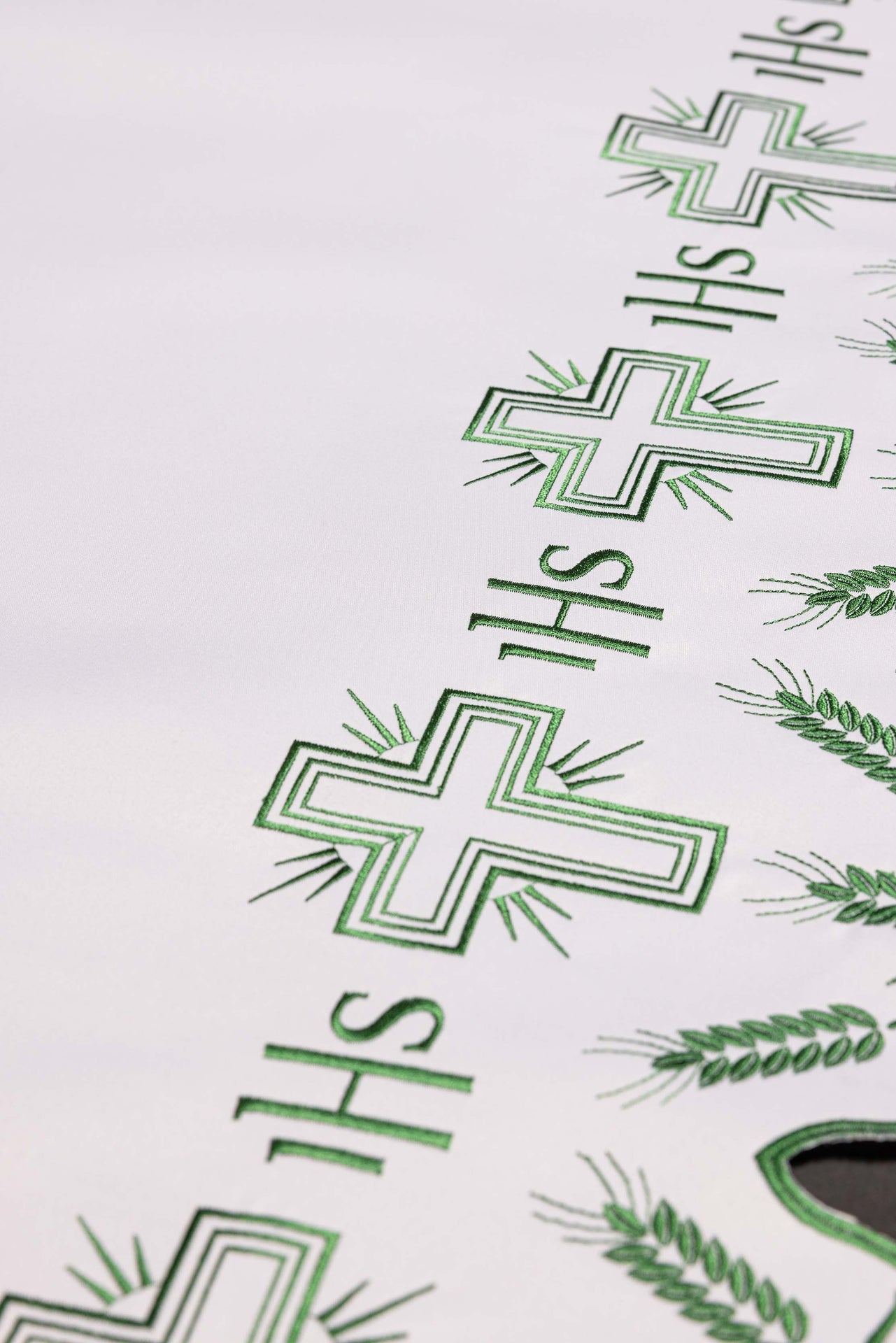 Obrus ołtarzowy z haftem w krzyże zielone wykończenie - SZATYLITURGICZNE.PL