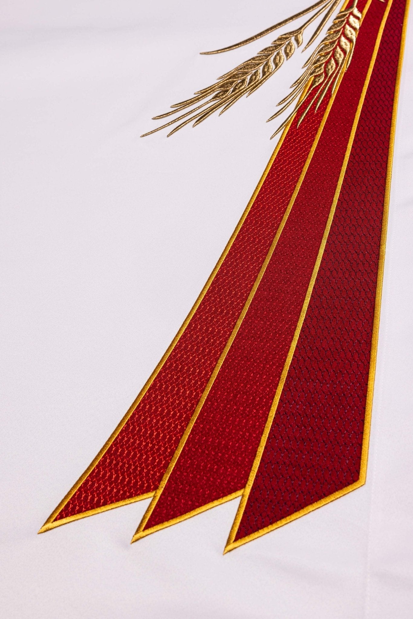 Obrus ołtarzowy z haftowanym symbolem Pax - SZATYLITURGICZNE.PL