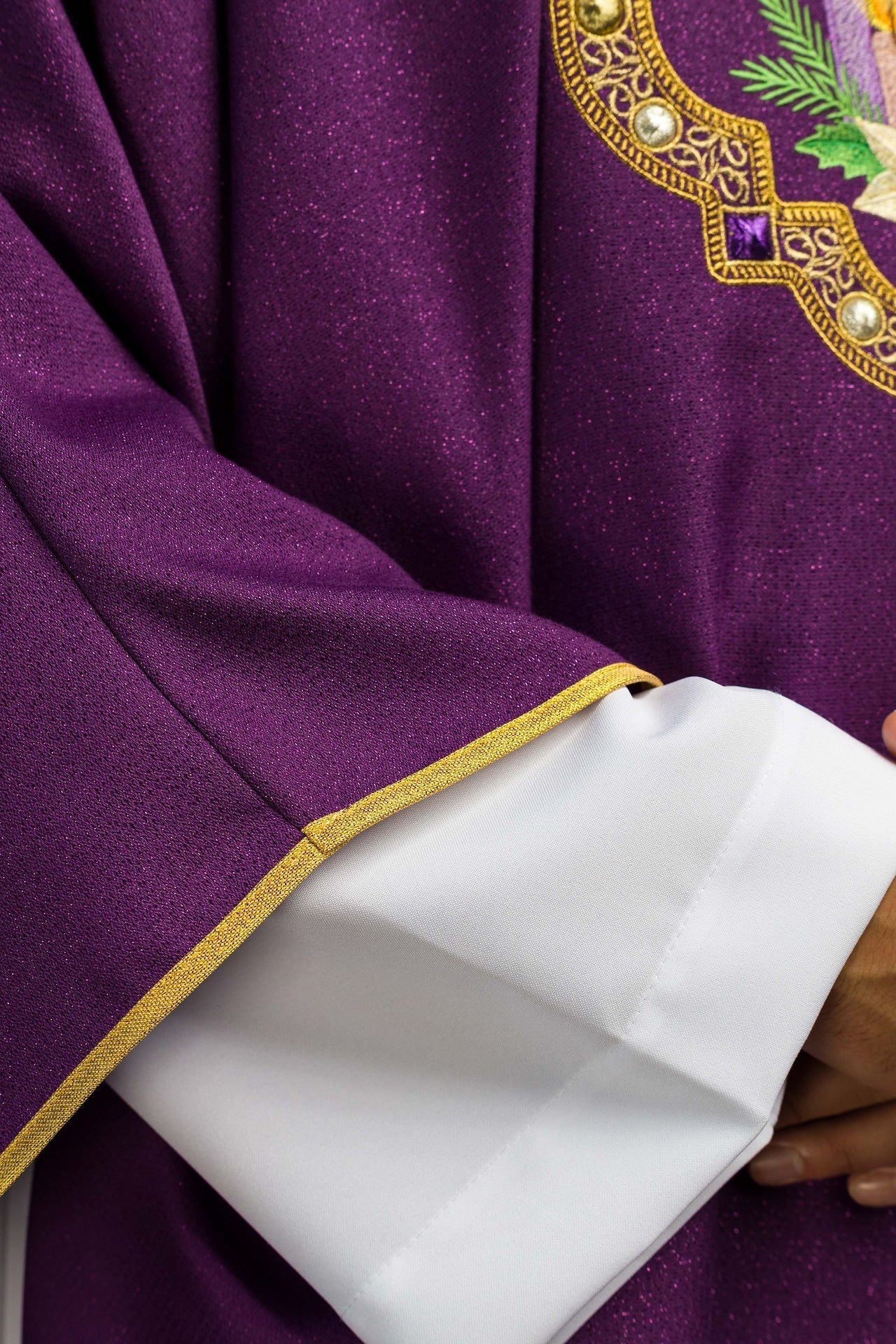 Ornat Adwentowy Fioletowy Haftowany na Błyszczącej Tkaninie - SZATYLITURGICZNE.PL