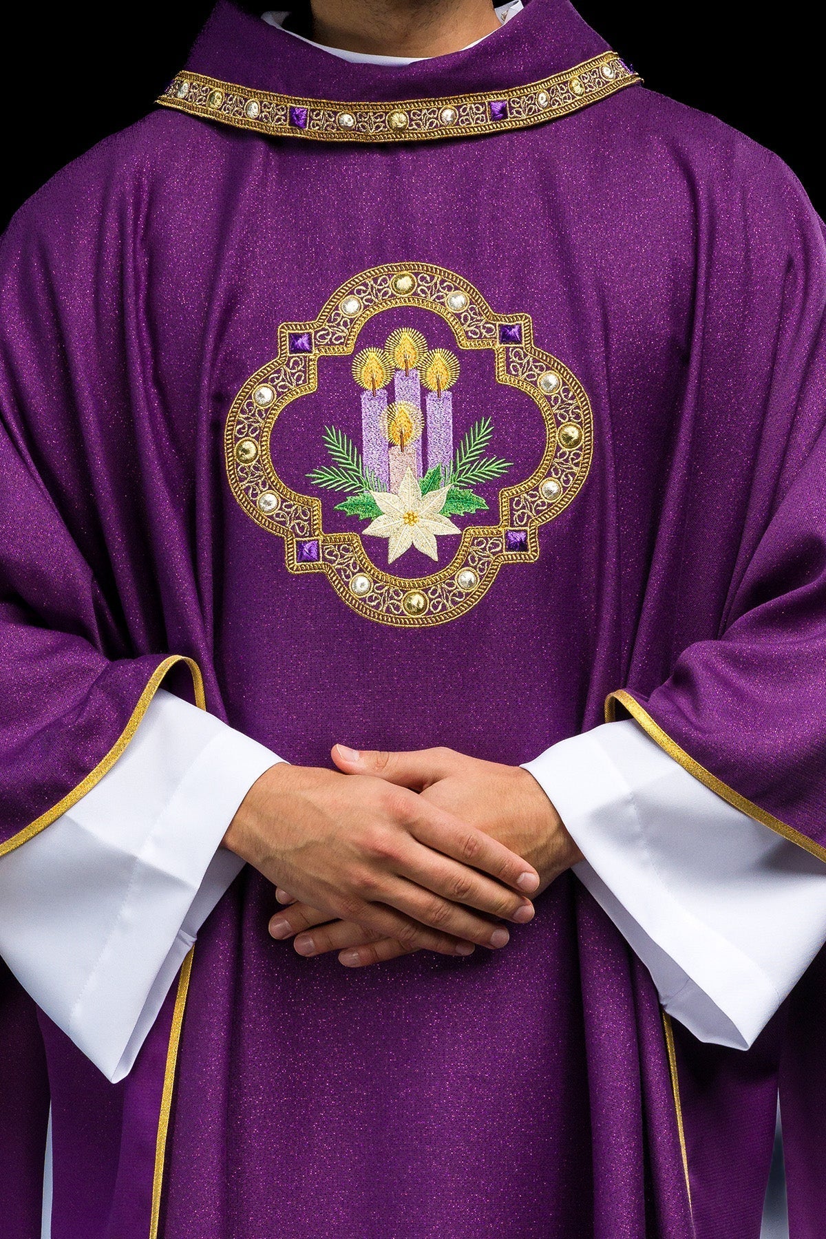 Ornat Adwentowy Fioletowy Haftowany na Błyszczącej Tkaninie - SZATYLITURGICZNE.PL
