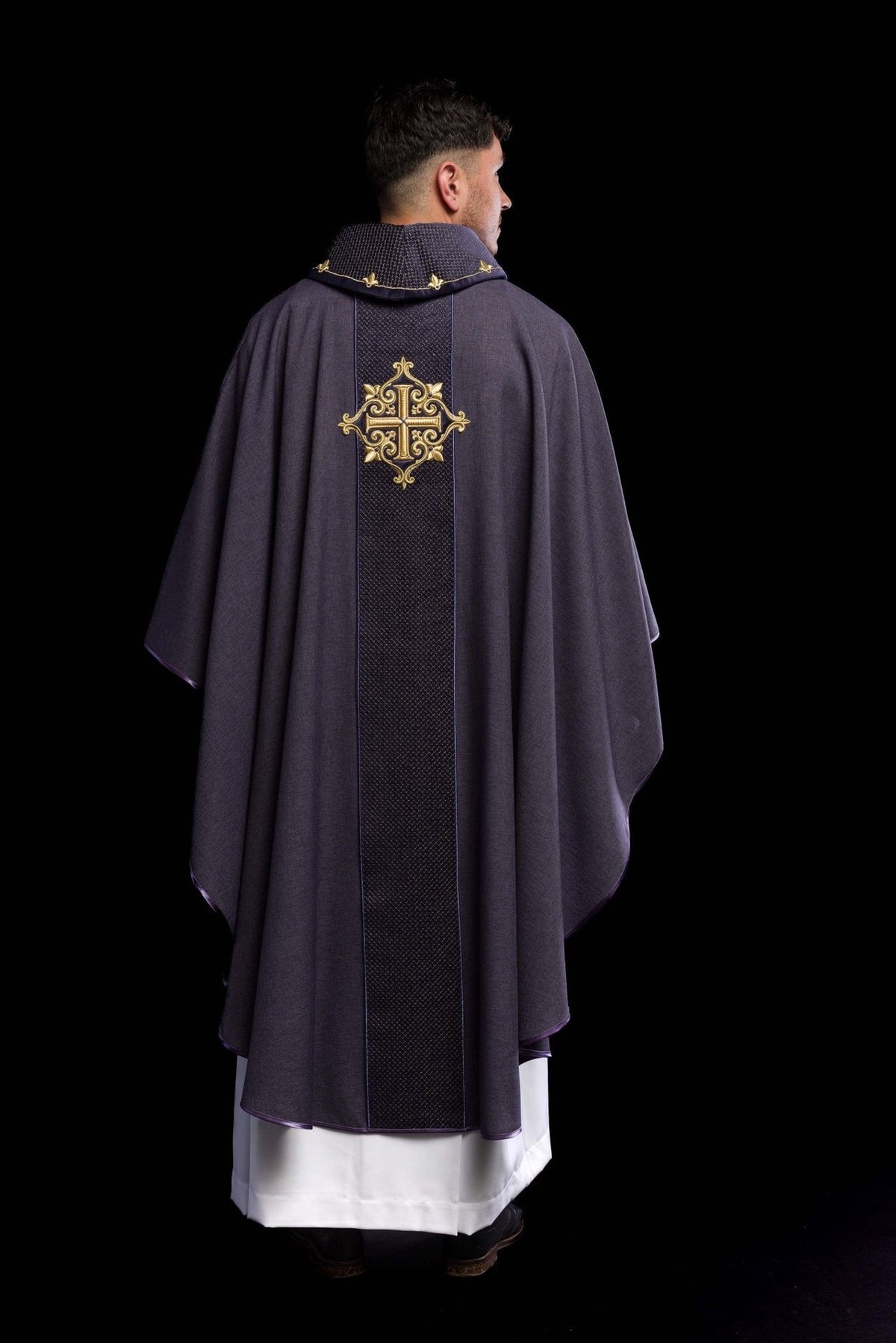 Ornat Aksamitny Haft Krzyż Fioletowy - Szaty Liturgiczne Premium - SZATYLITURGICZNE.PL