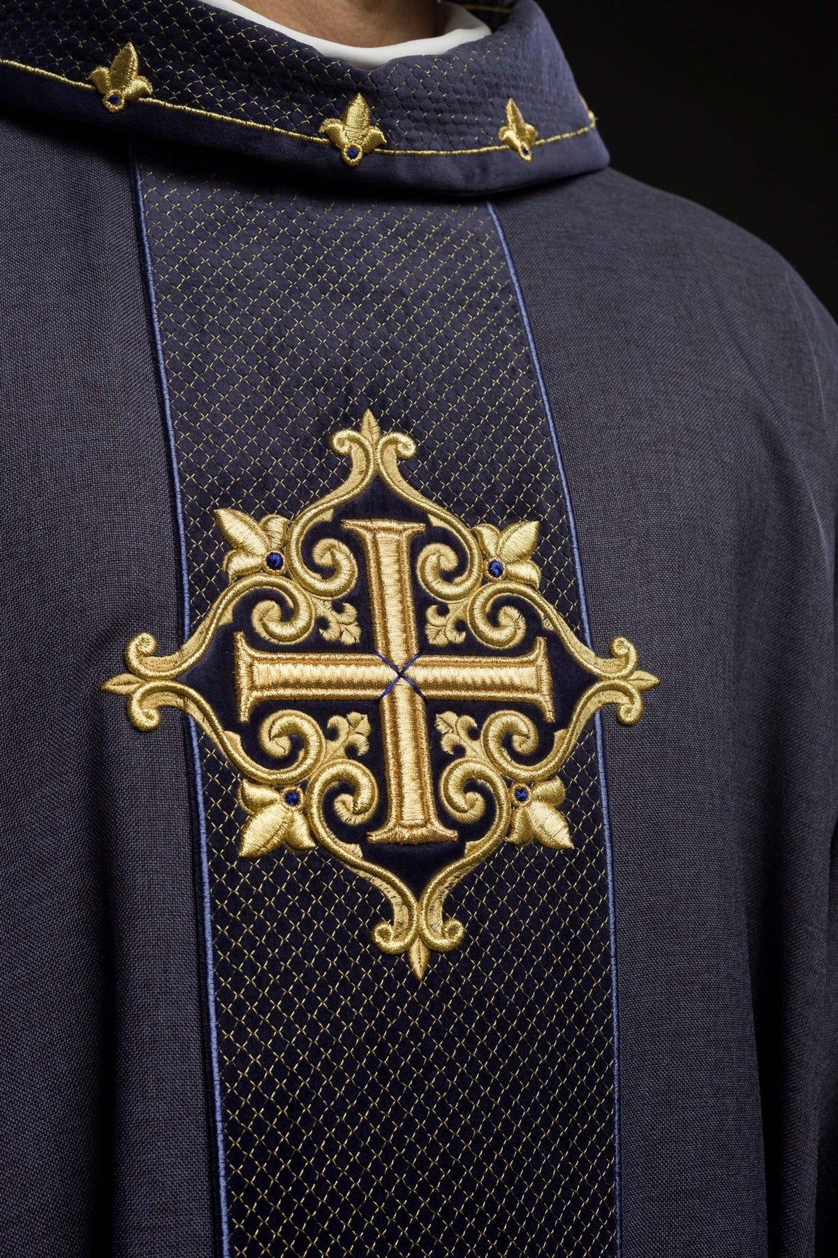Ornat Aksamitny Haft Krzyż Fioletowy - Szaty Liturgiczne Premium - SZATYLITURGICZNE.PL