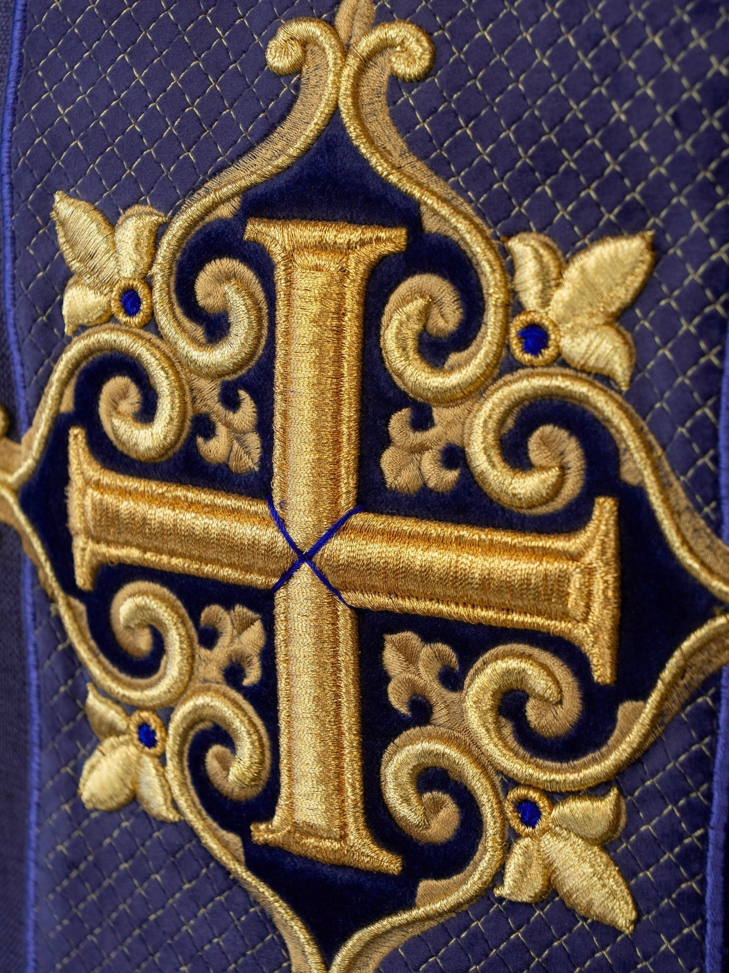 Ornat Aksamitny Haft Krzyż Fioletowy - Szaty Liturgiczne Premium - SZATYLITURGICZNE.PL