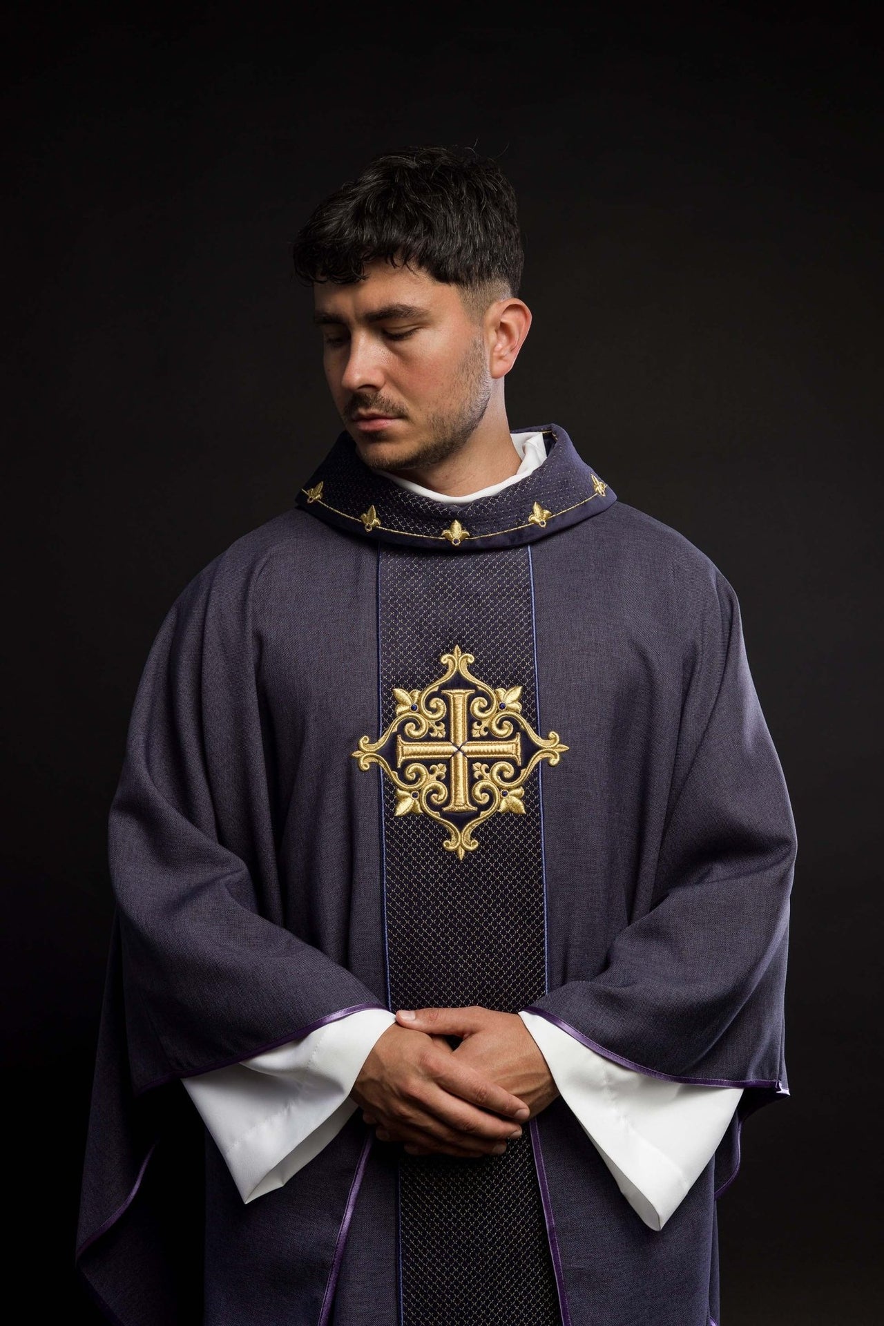 Ornat Aksamitny Haft Krzyż Fioletowy - Szaty Liturgiczne Premium - SZATYLITURGICZNE.PL