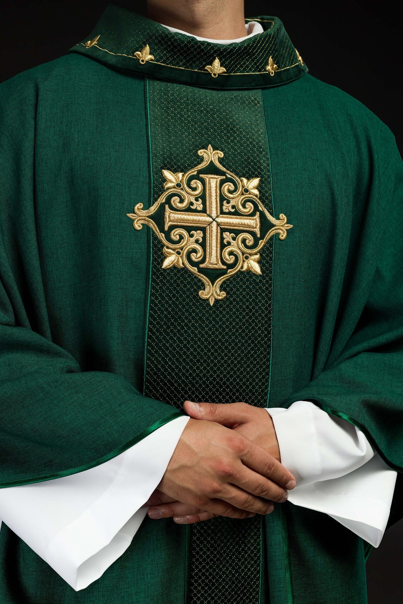 Ornat Aksamitny Haft Krzyż Zielony - Szaty Liturgiczne - SZATYLITURGICZNE.PL