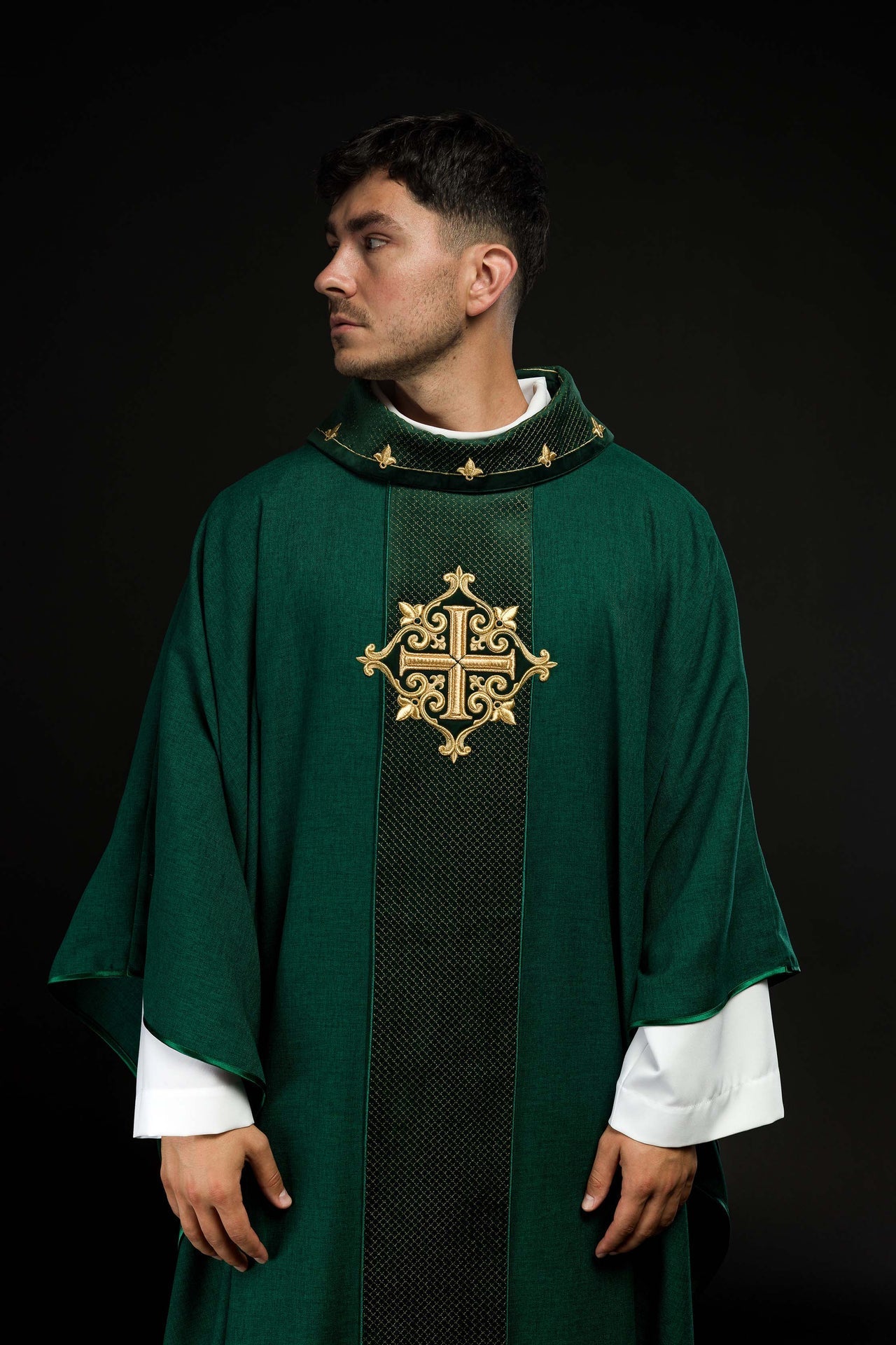 Ornat Aksamitny Haft Krzyż Zielony - Szaty Liturgiczne - SZATYLITURGICZNE.PL