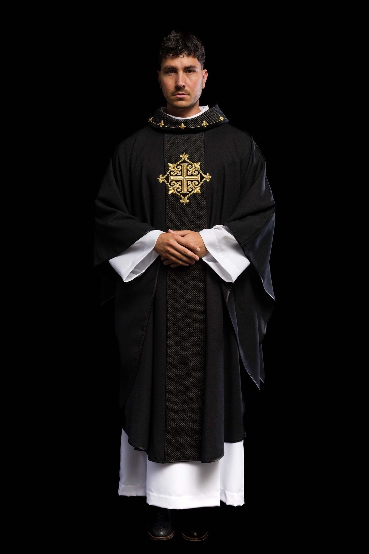 Ornat Aksamitny Haftowany Krzyż Czarny - Szaty Liturgiczne Premium - SZATYLITURGICZNE.PL