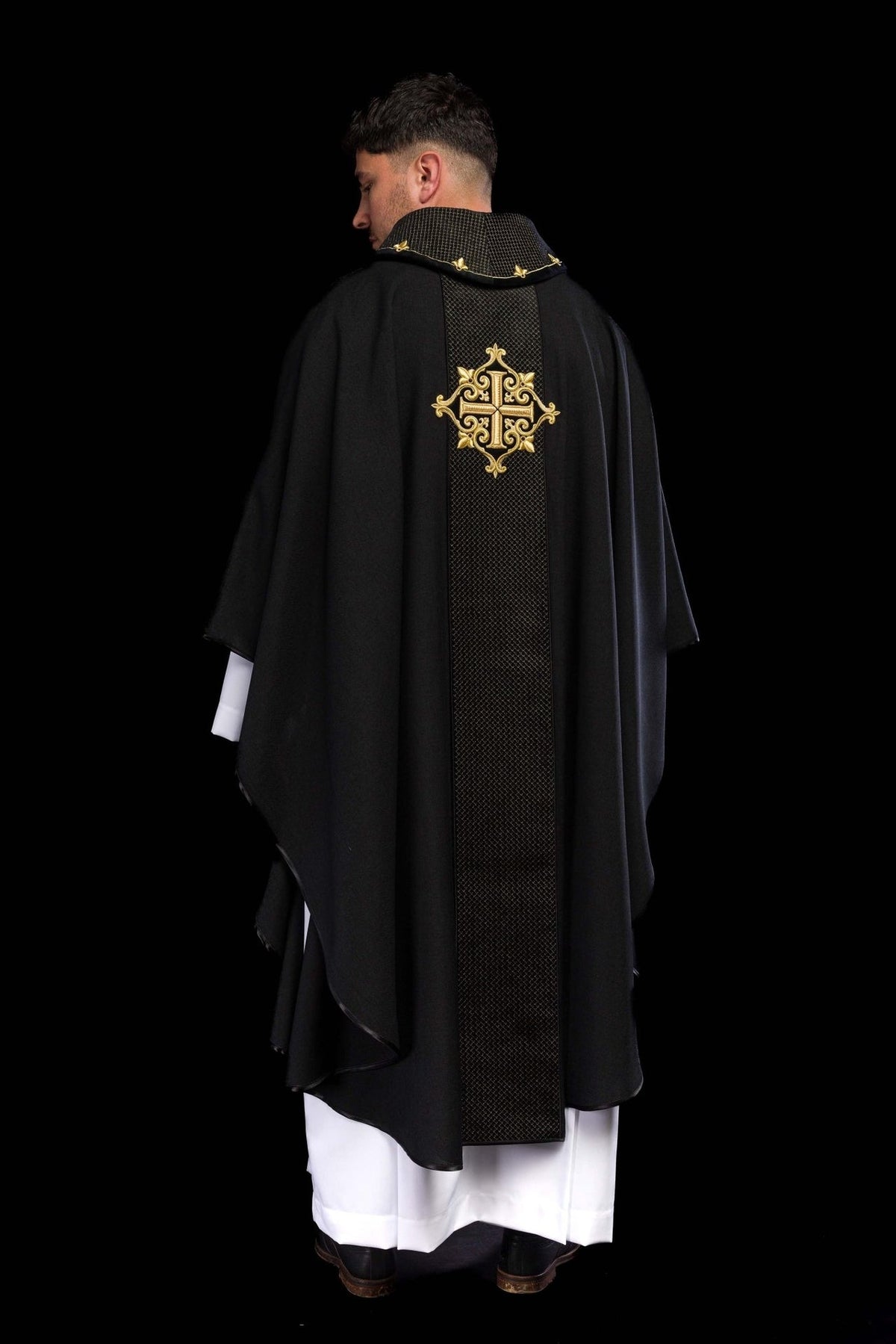 Ornat Aksamitny Haftowany Krzyż Czarny - Szaty Liturgiczne Premium - SZATYLITURGICZNE.PL