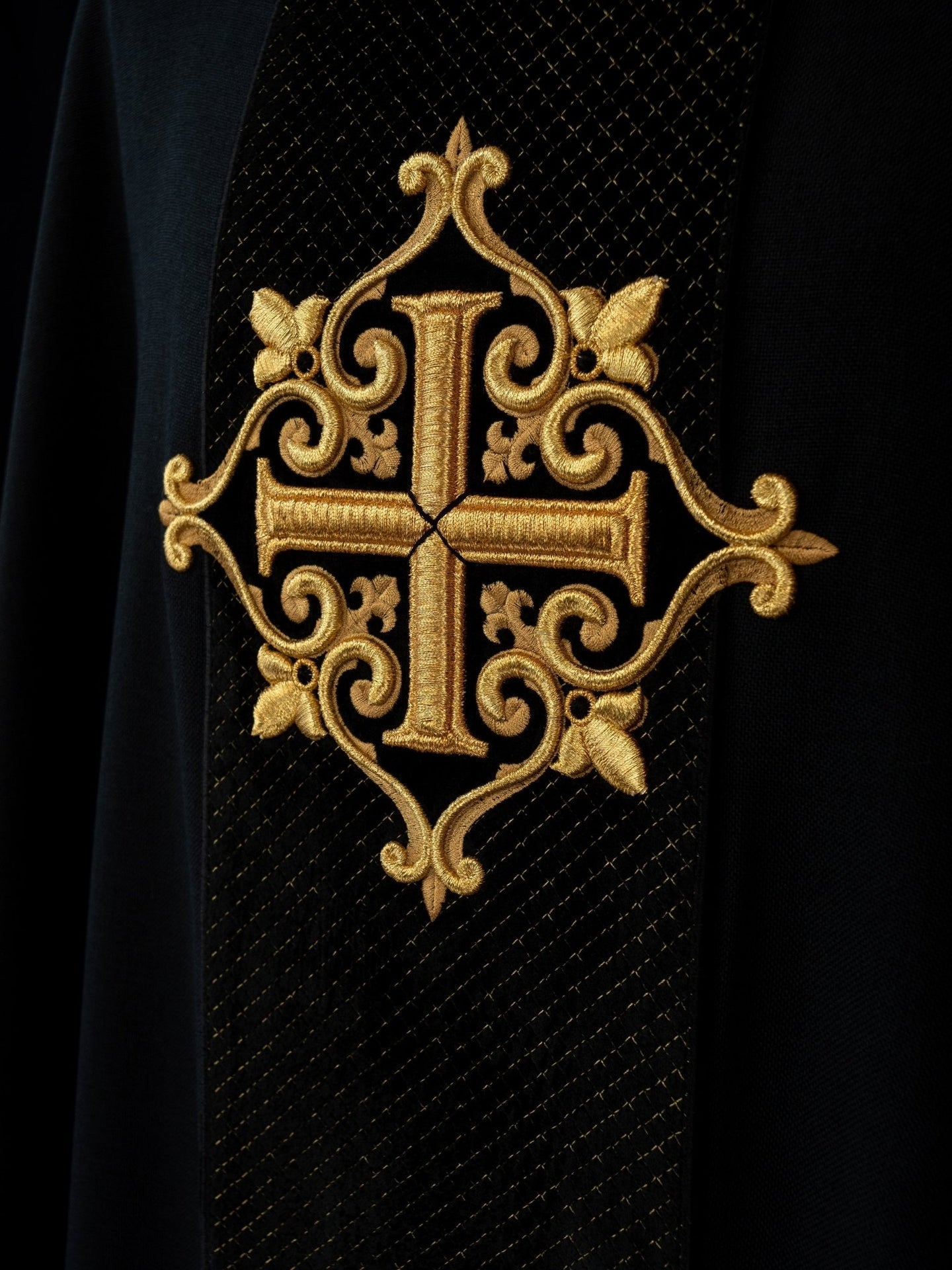 Ornat Aksamitny Haftowany Krzyż Czarny - Szaty Liturgiczne Premium - SZATYLITURGICZNE.PL