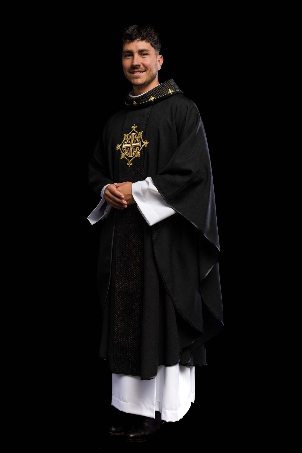 Ornat Aksamitny Haftowany Krzyż Czarny - Szaty Liturgiczne Premium - SZATYLITURGICZNE.PL