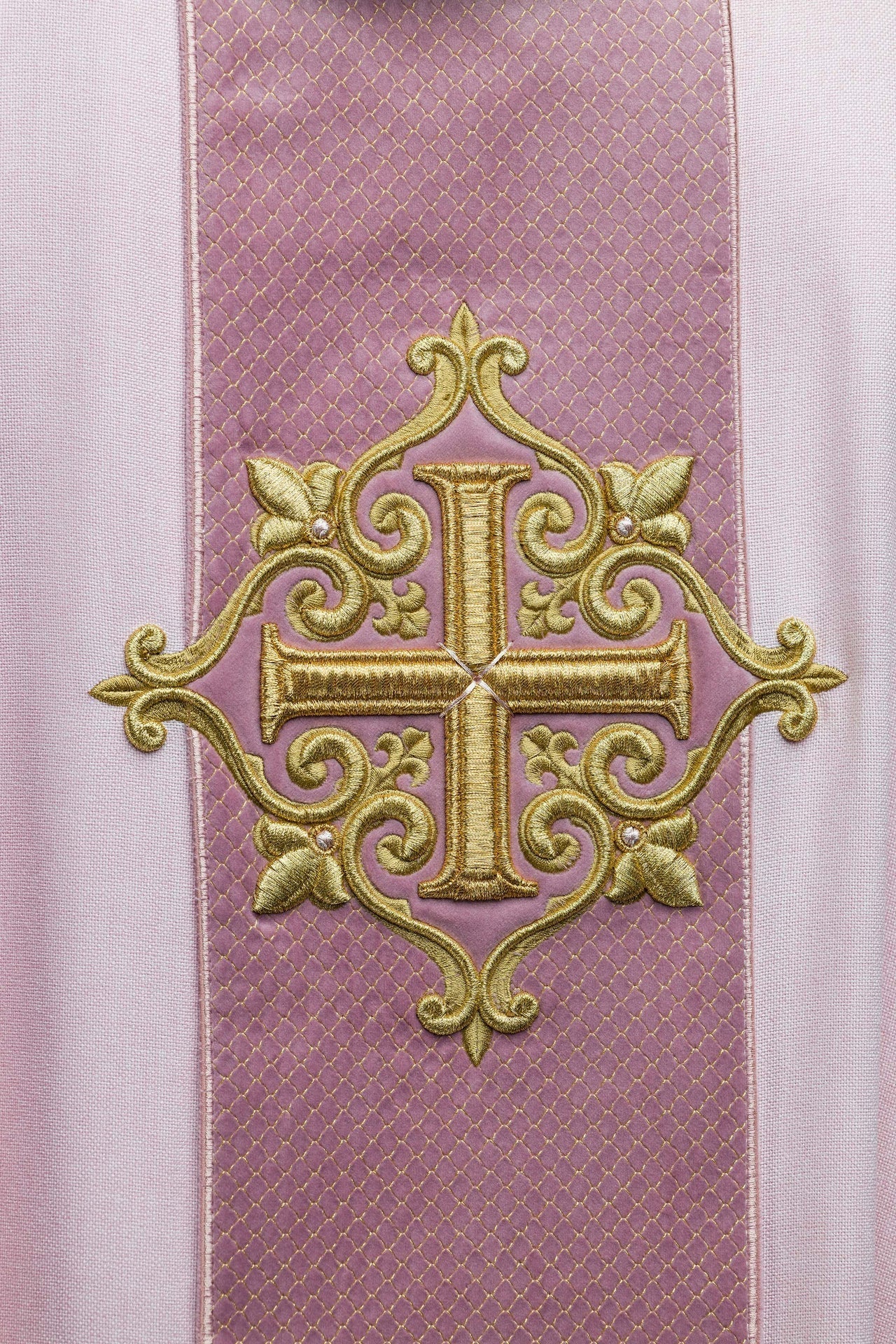 Ornat Aksamitny Krzyż Różowy Haftowany - Szaty Liturgiczne Premium - SZATYLITURGICZNE.PL