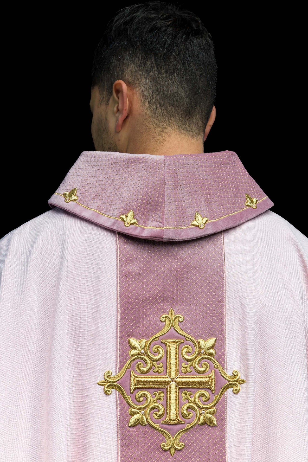 Ornat Aksamitny Krzyż Różowy Haftowany - Szaty Liturgiczne Premium - SZATYLITURGICZNE.PL