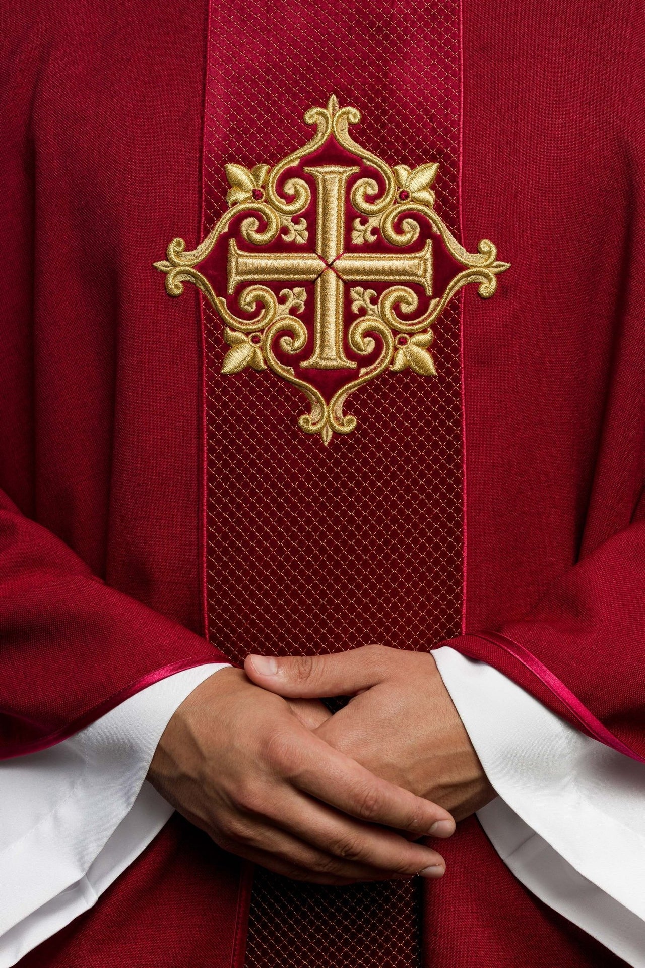Ornat Aksamitny z Haftowanym Krzyżem Czerwonym - Elegancki Strój Liturgiczny - SZATYLITURGICZNE.PL