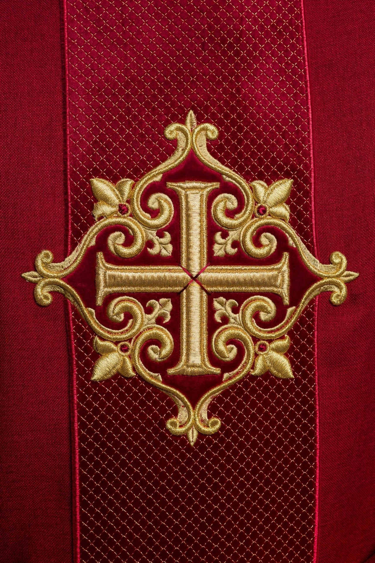 Ornat Aksamitny z Haftowanym Krzyżem Czerwonym - Elegancki Strój Liturgiczny - SZATYLITURGICZNE.PL