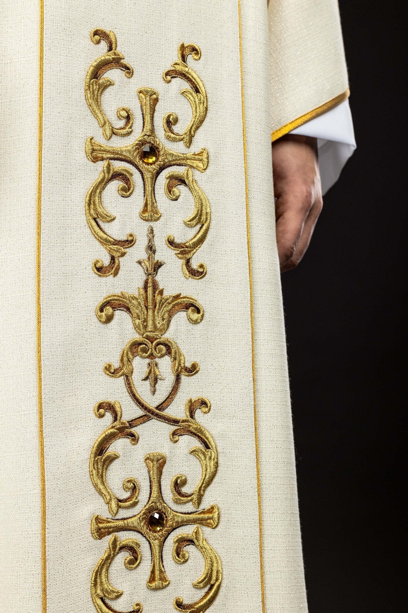 Ornat bogato haftowany z wizerunkiem Matki Bożej Różańcowej - SZATYLITURGICZNE.PL