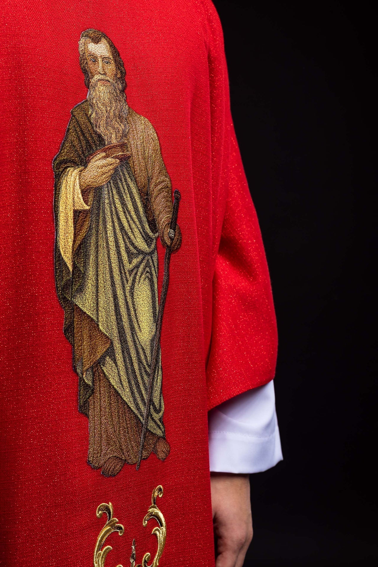 Ornat bogato haftowany z wizerunkiem Świętego Pawła Czerwony - SZATYLITURGICZNE.PL