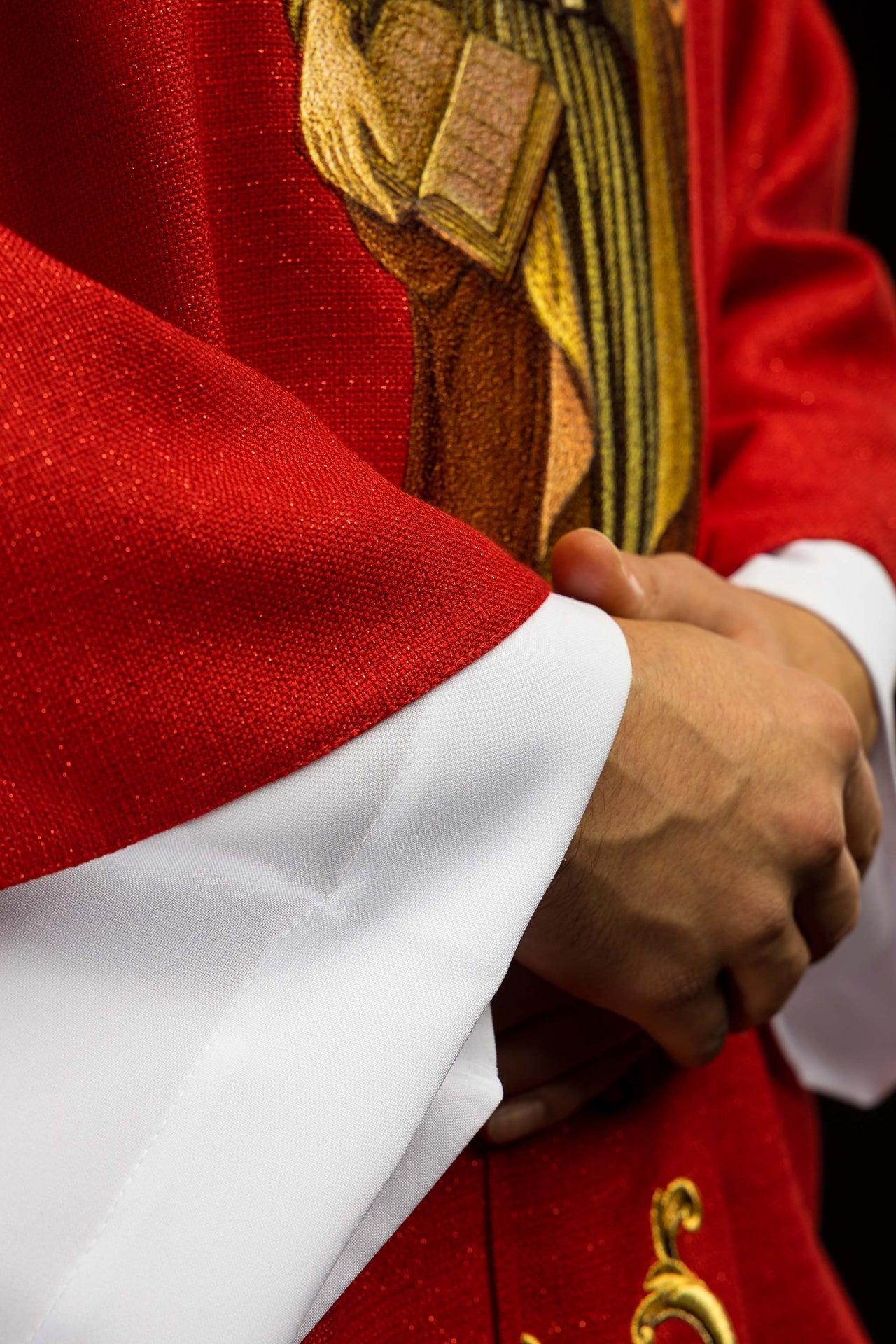 Ornat bogato haftowany z wizerunkiem Świętego Piotra Czerwony - SZATYLITURGICZNE.PL